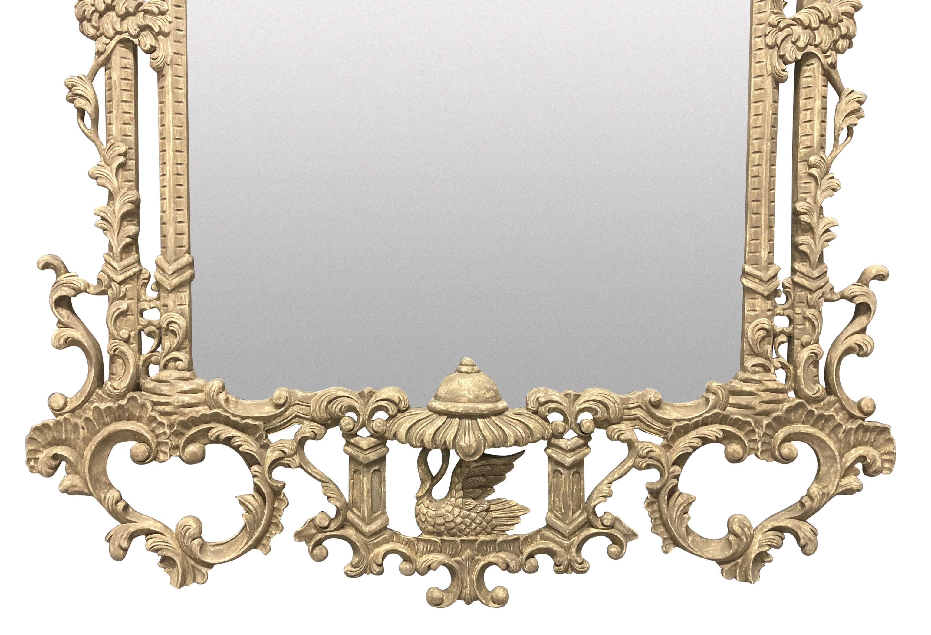 Milieu du XXe siècle Grand miroir chinois de style Chippendale sculpté et peint en vente