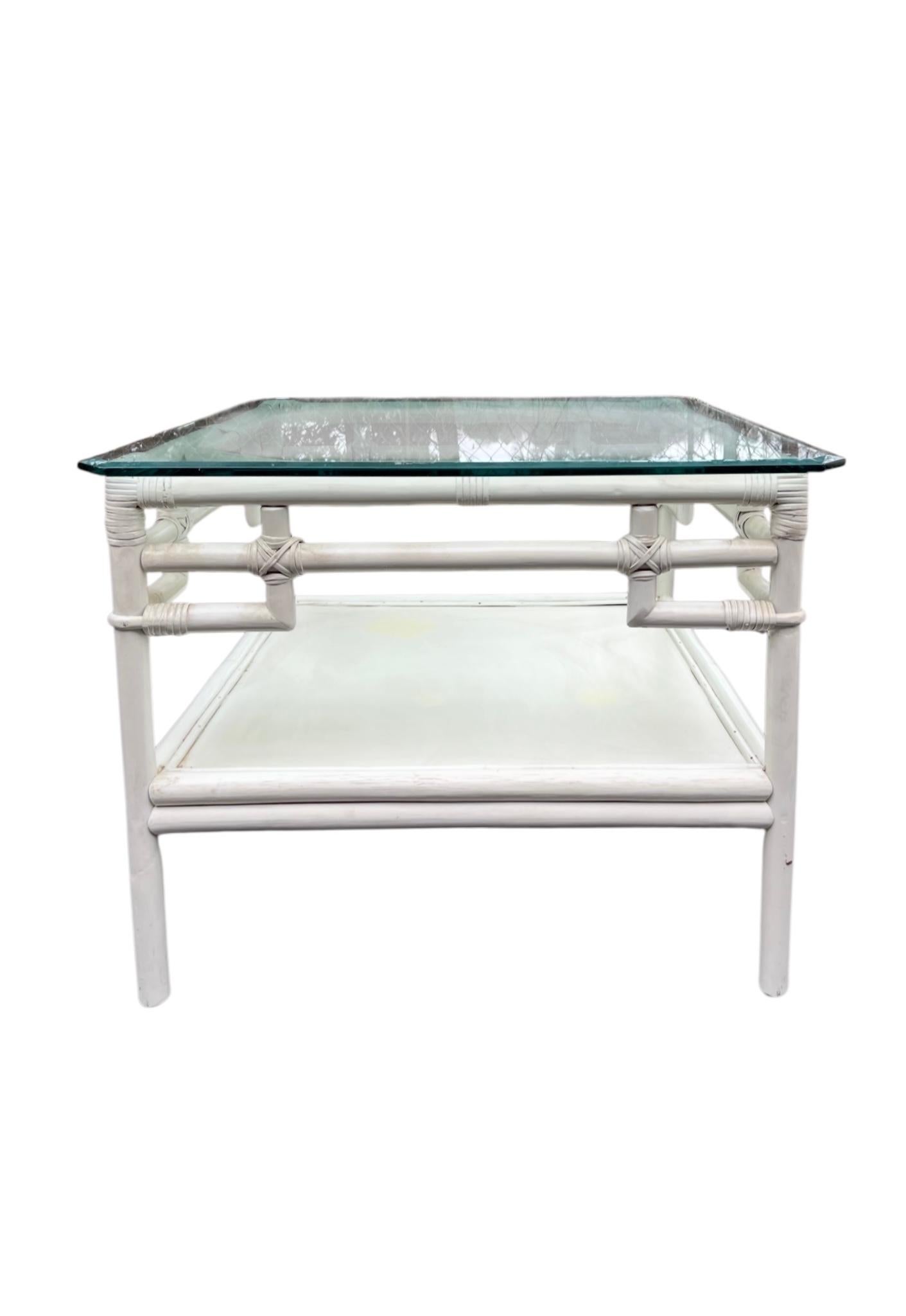 Se trata de un par de mesas auxiliares de ratán blanco estilo Chippendale chino de Ficks Reed con tapa de cristal. El estante inferior es de madera. Ambos están en muy buen estado. 