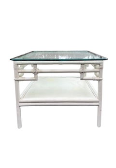Grandes tables d'appoint chinoises de style Chippendale en rotin Ficks Reed blanc - Paire