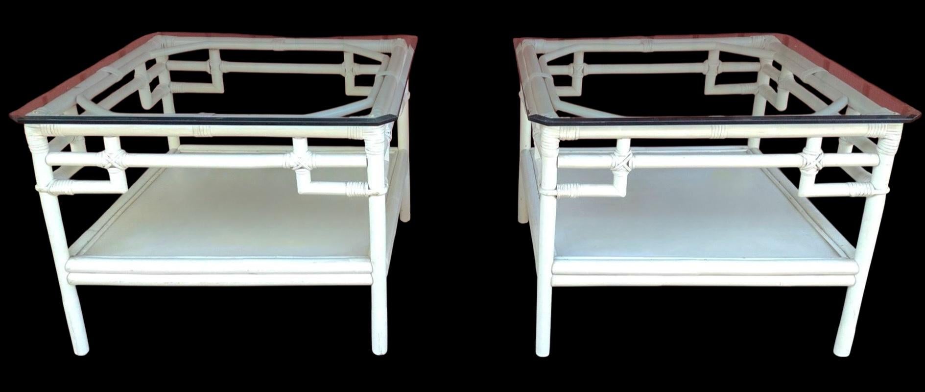 Grandes Mesas Auxiliares Chinas de Ratán Estilo Chippendale Ficks Reed Blanco - Pareja Estadounidense en venta