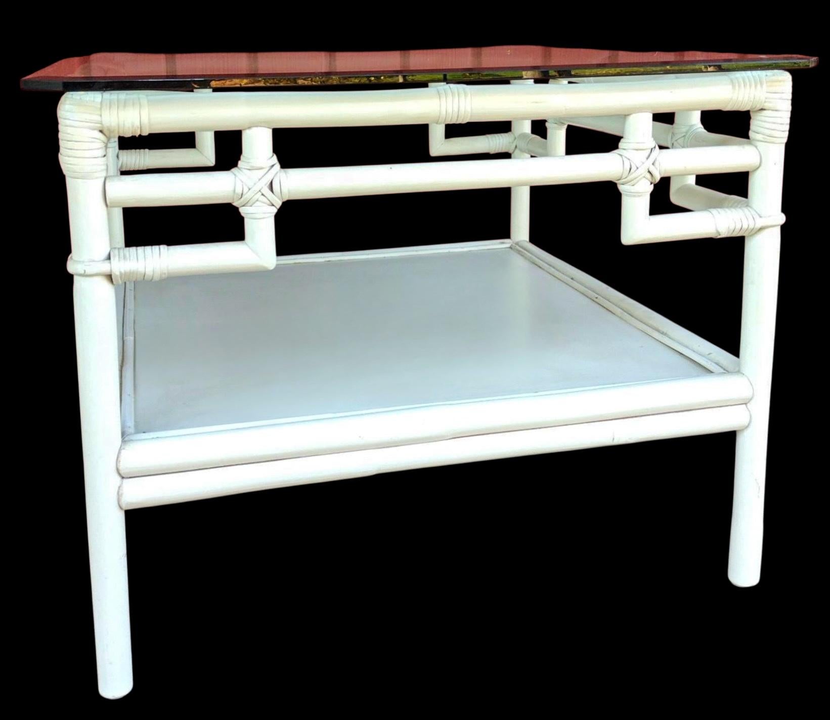 Grandes Mesas Auxiliares Chinas de Ratán Estilo Chippendale Ficks Reed Blanco - Pareja en Bueno estado para la venta en Kennesaw, GA