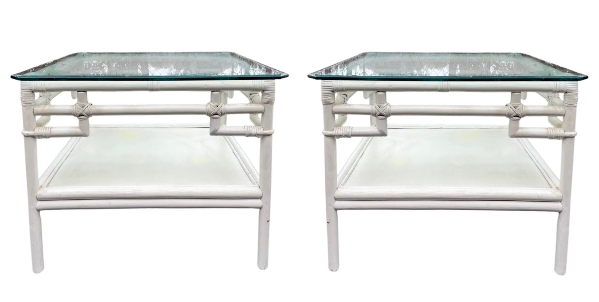 Grandes Mesas Auxiliares Chinas de Ratán Estilo Chippendale Ficks Reed Blanco - Pareja en venta 2