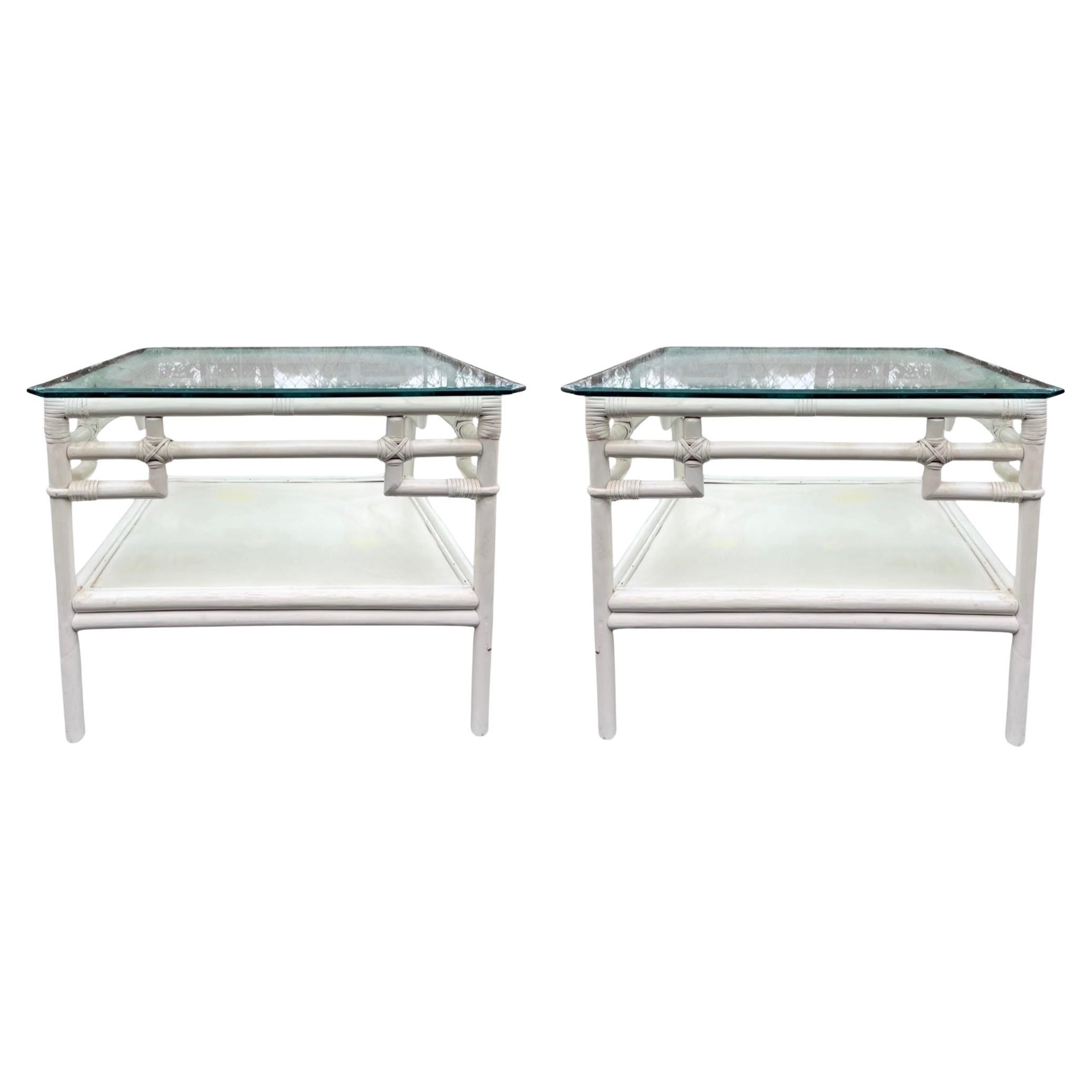 Grandes Mesas Auxiliares Chinas de Ratán Estilo Chippendale Ficks Reed Blanco - Pareja en venta