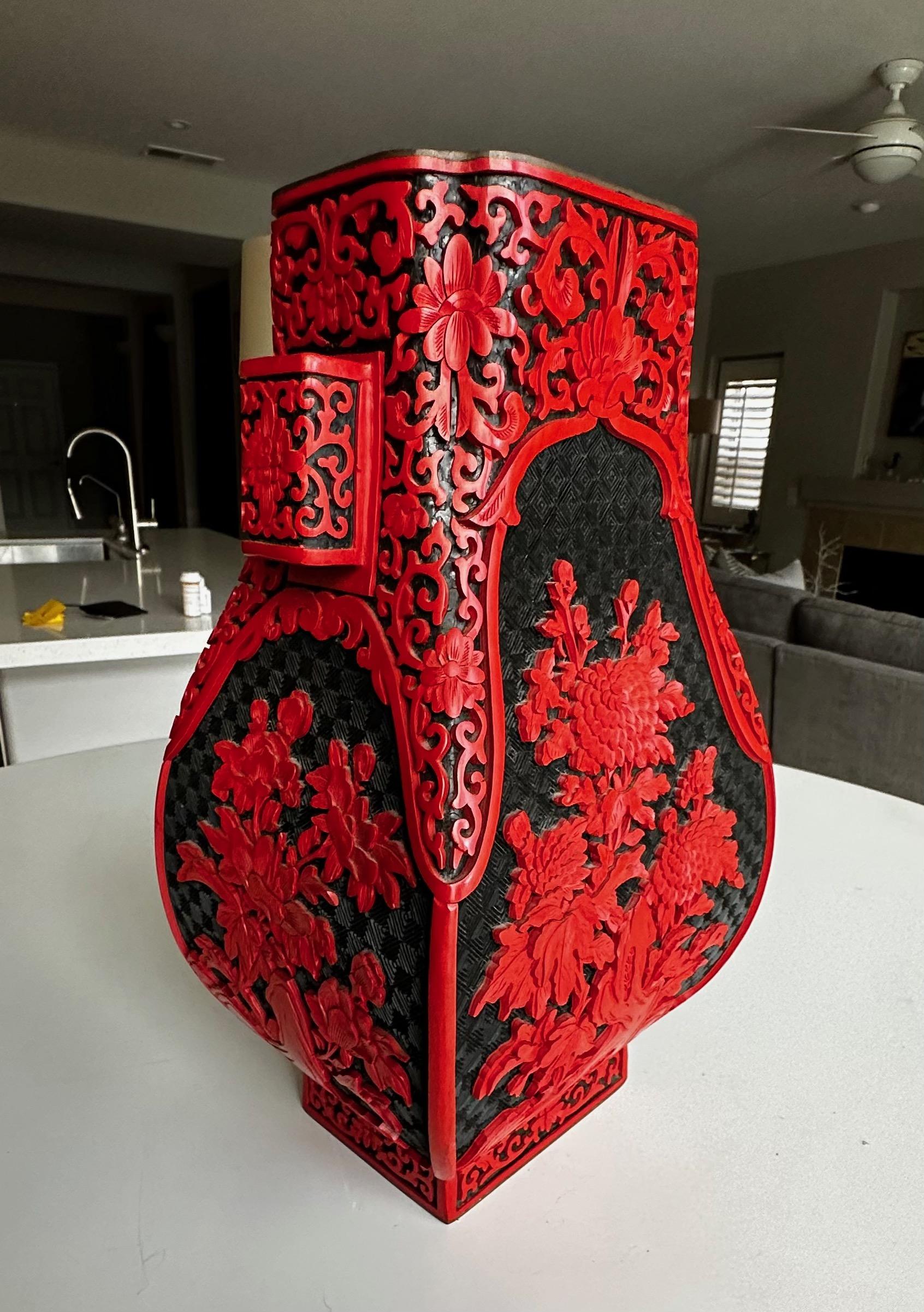 Große chinesische Vase aus Cinnabar, lackiert mit Henkeln im Angebot 4
