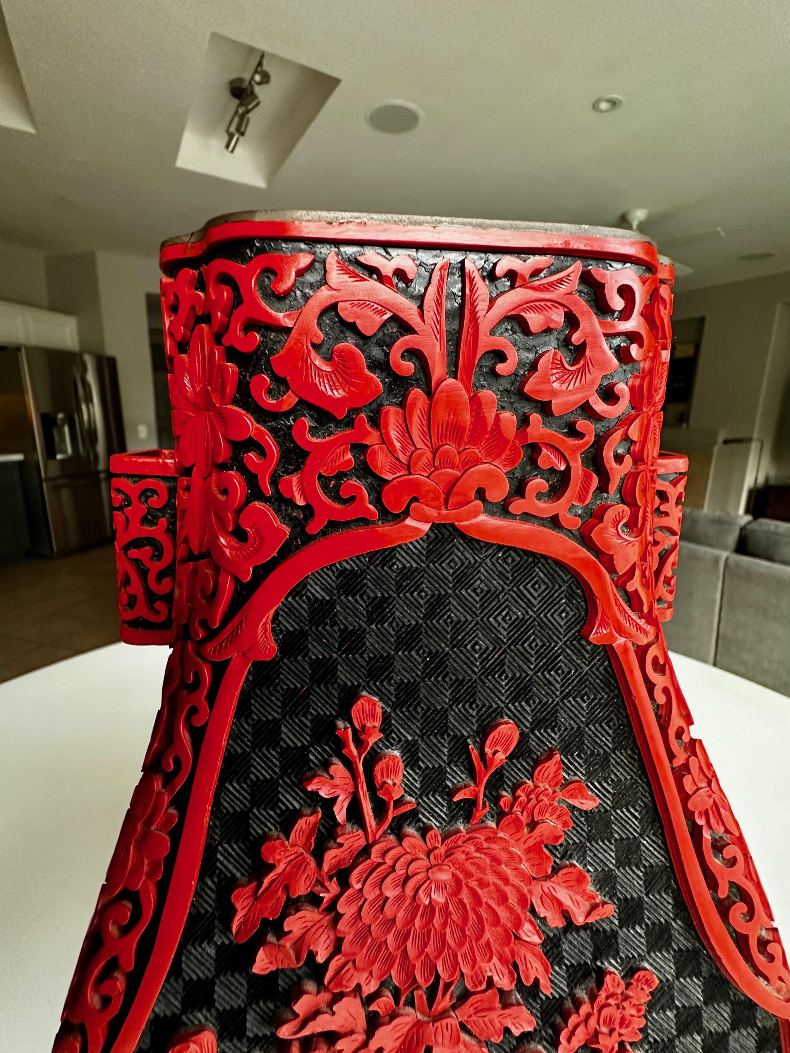 Große chinesische Vase aus Cinnabar, lackiert mit Henkeln im Angebot 6