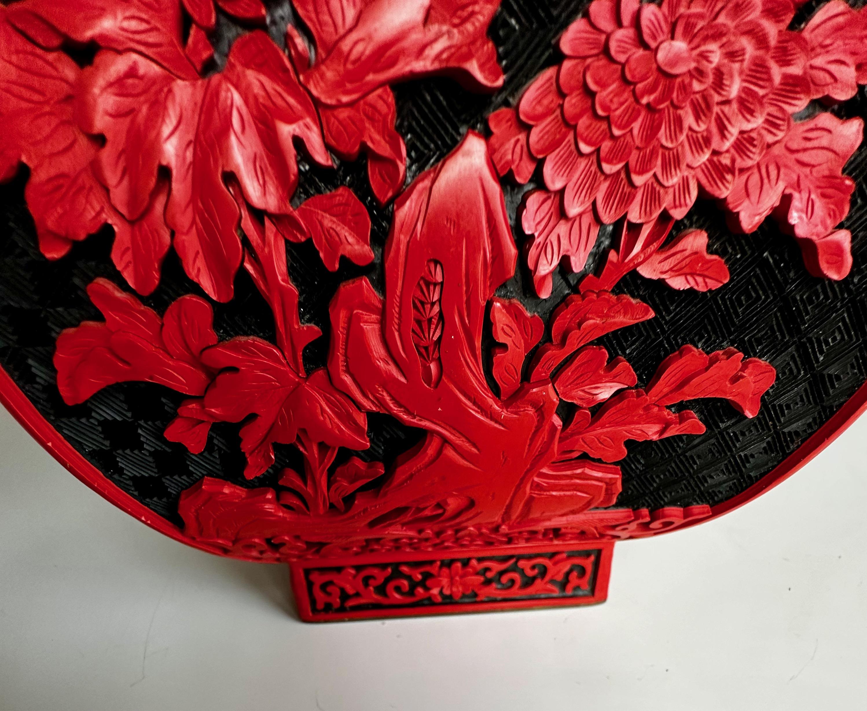 Große chinesische Vase aus Cinnabar, lackiert mit Henkeln im Angebot 7