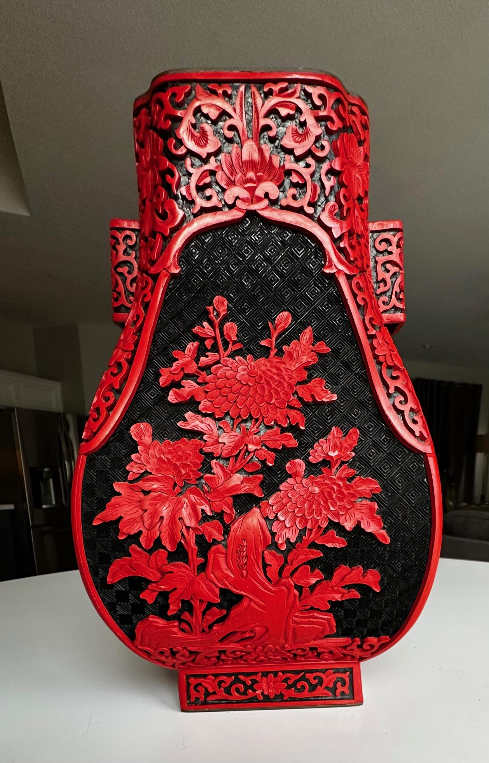 Große chinesische Vase aus Cinnabar, lackiert mit Henkeln im Angebot 8