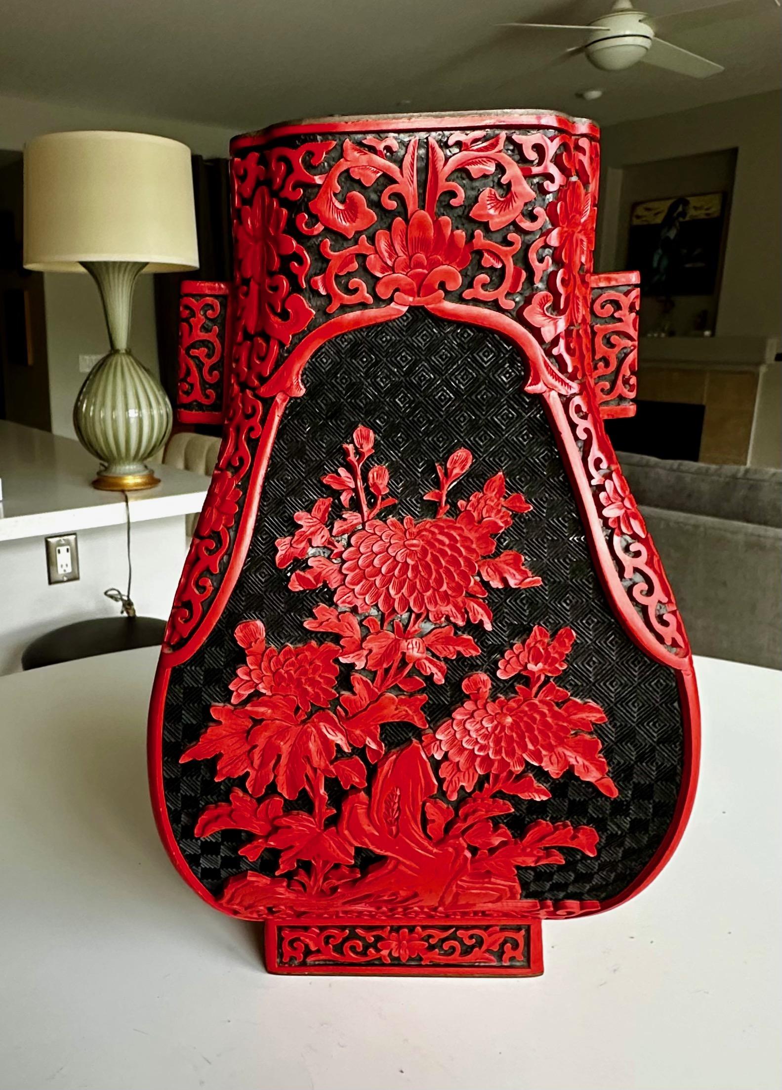Große chinesische Vase aus Cinnabar, lackiert mit Henkeln im Angebot 11