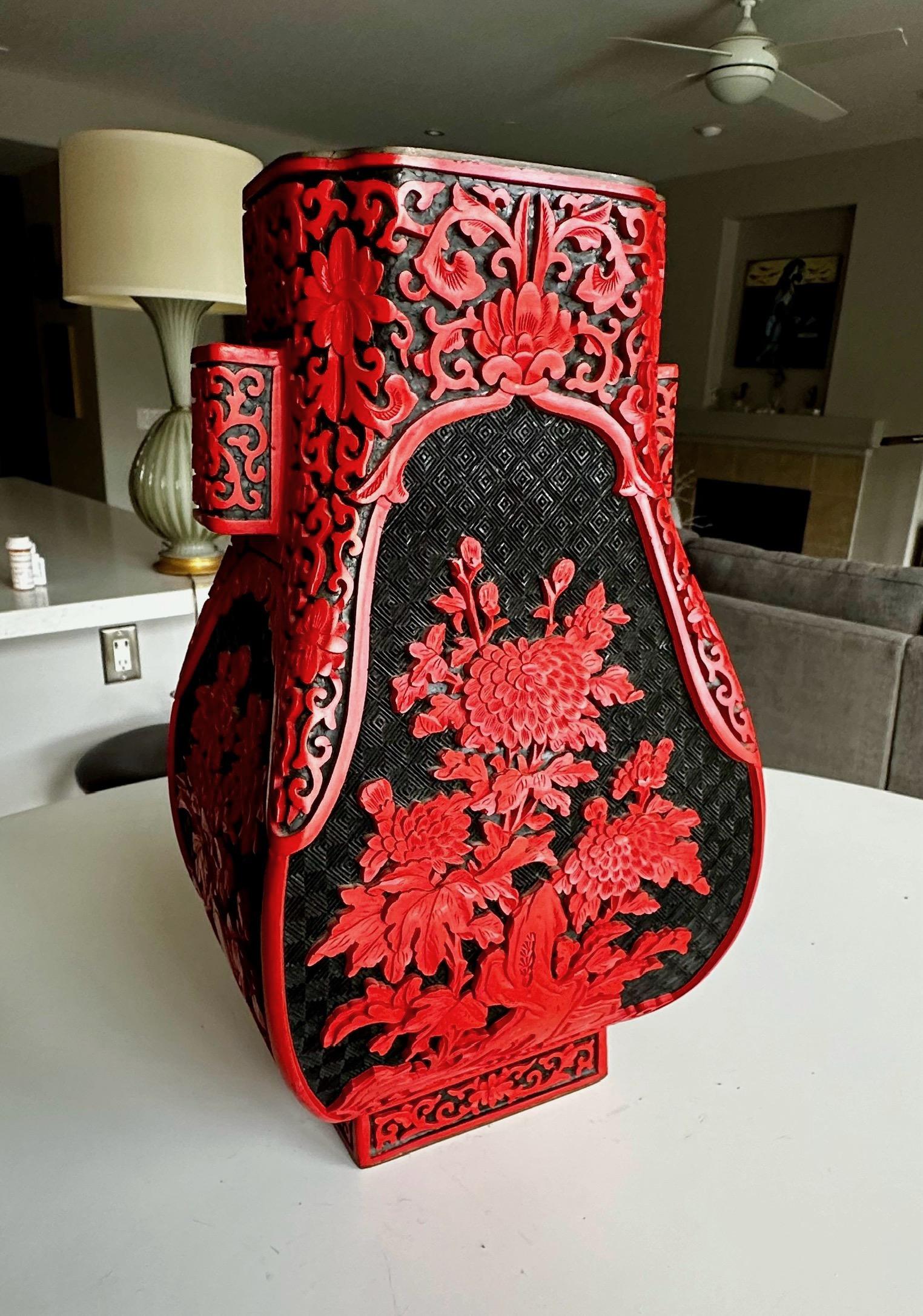Große chinesische Vase aus Cinnabar, lackiert mit Henkeln (Chinesisch) im Angebot