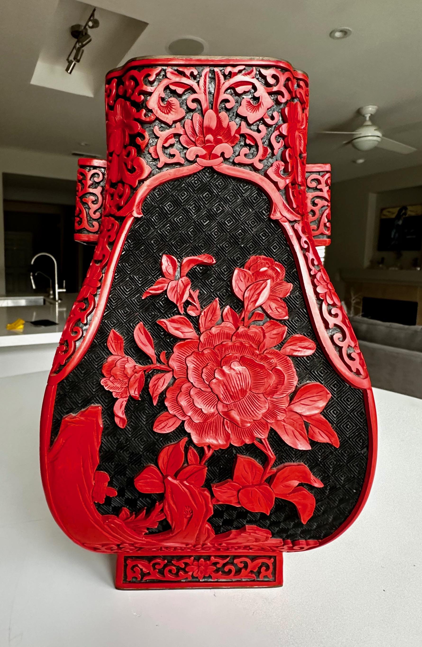 Große chinesische Vase aus Cinnabar, lackiert mit Henkeln im Zustand „Gut“ im Angebot in Palm Springs, CA
