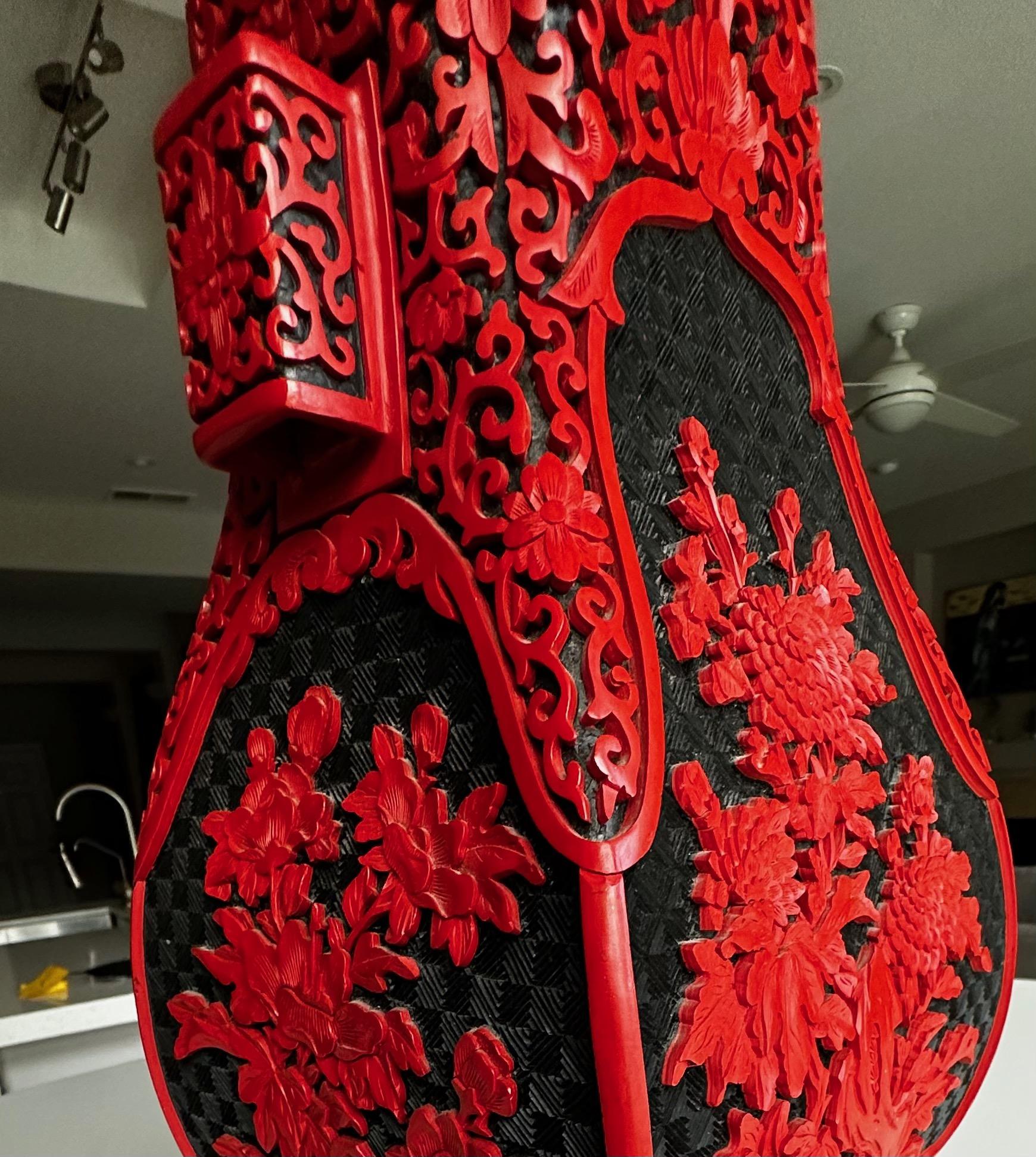Große chinesische Vase aus Cinnabar, lackiert mit Henkeln im Angebot 2