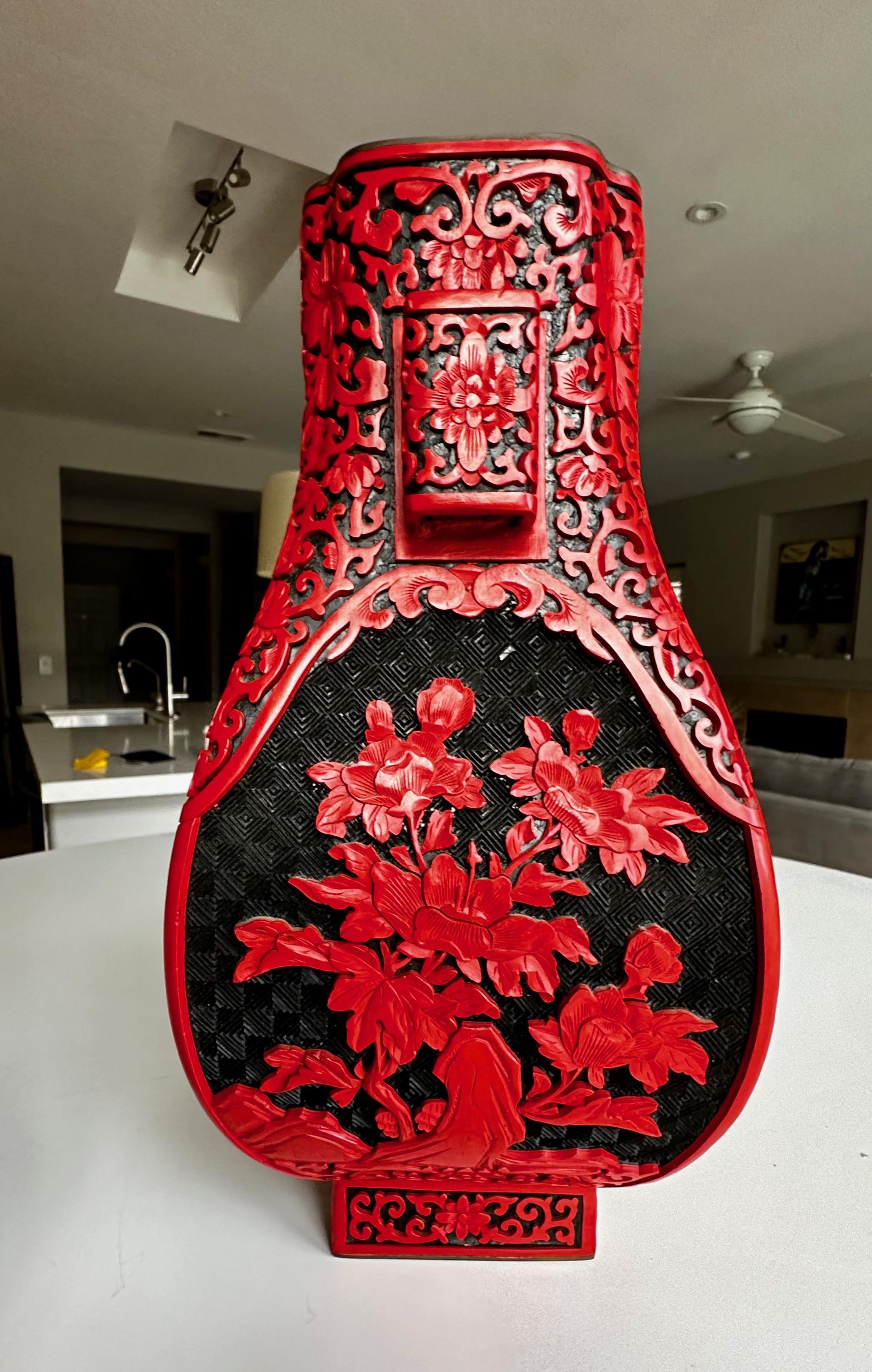 Große chinesische Vase aus Cinnabar, lackiert mit Henkeln im Angebot 3