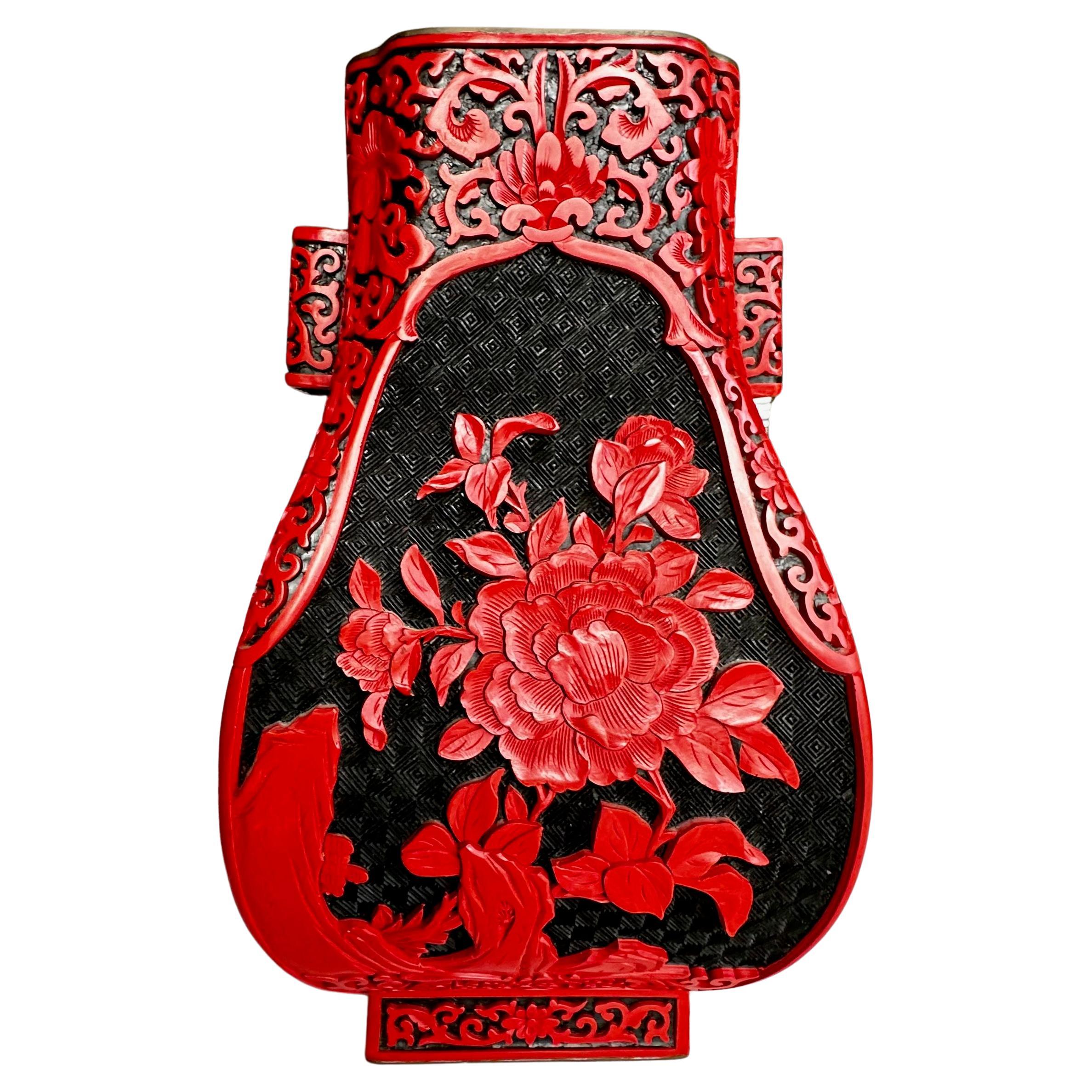 Große chinesische Vase aus Cinnabar, lackiert mit Henkeln im Angebot