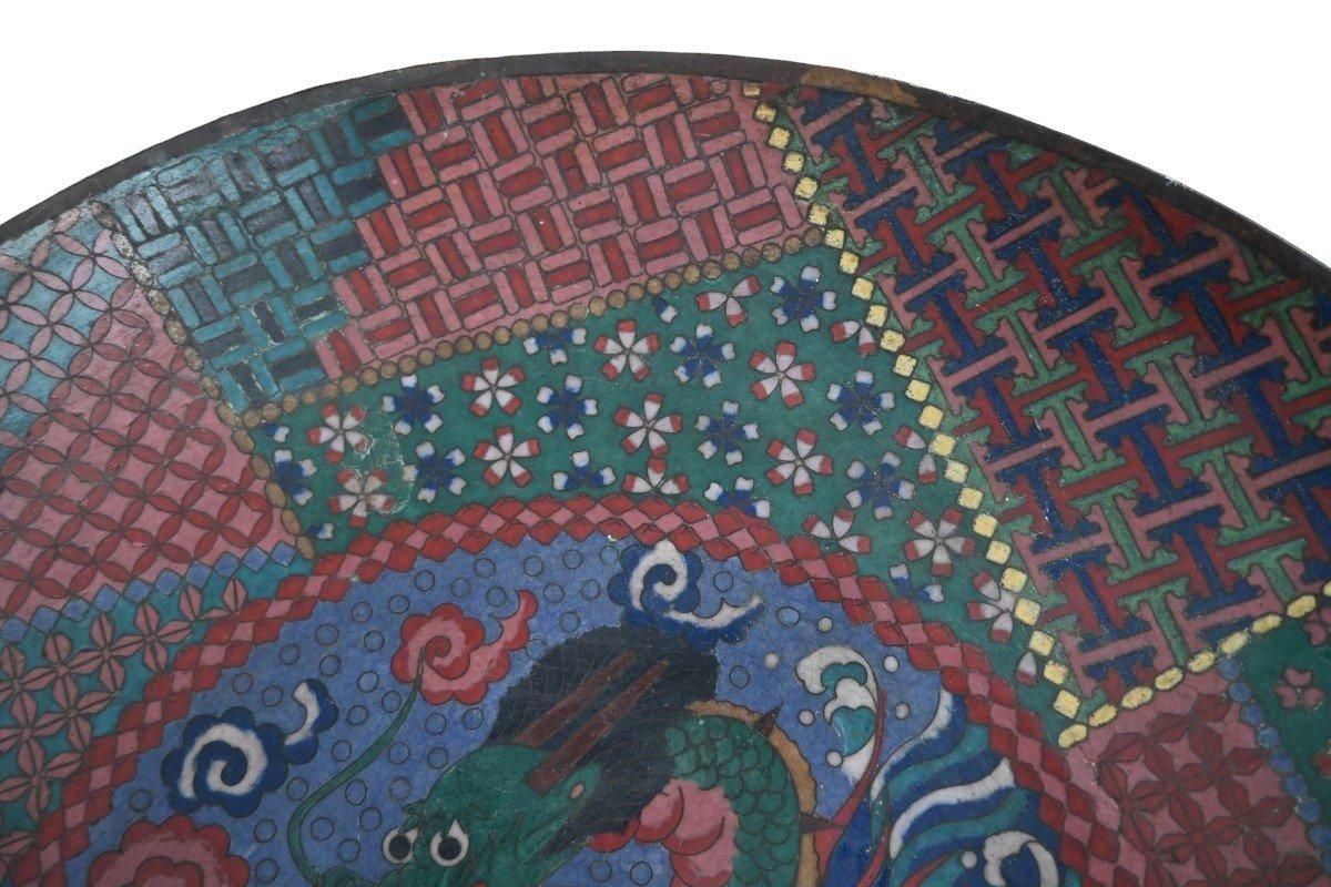 Grande piatto cinese cloisonné con decorazione a draghi del XIX secolo
Buone condizioni, nessuna scheggiatura o parti di smalto allentate
Diametro 36,5 cm
Cloisonné  è un'antica tecnica di decorazione di oggetti in metallo con materiale colorato