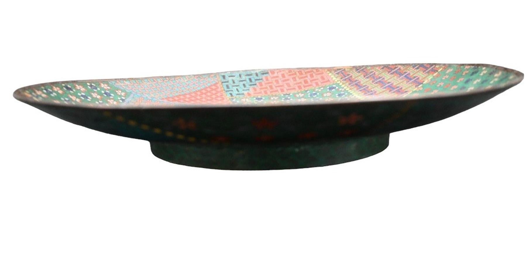 Qing Grande piatto cinese in ottone con smalto cloisonné del XIX secolo in vendita
