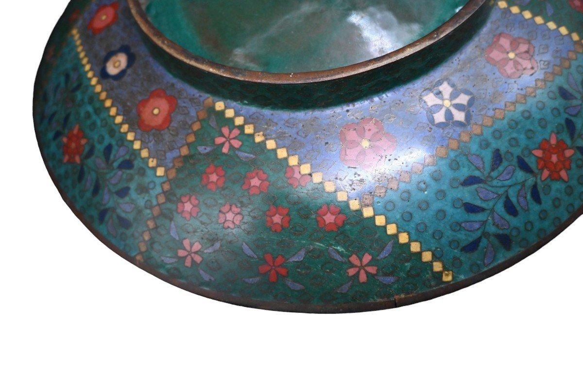 Grande piatto cinese in ottone con smalto cloisonné del XIX secolo In condizioni buone in vendita a Bilzen, BE