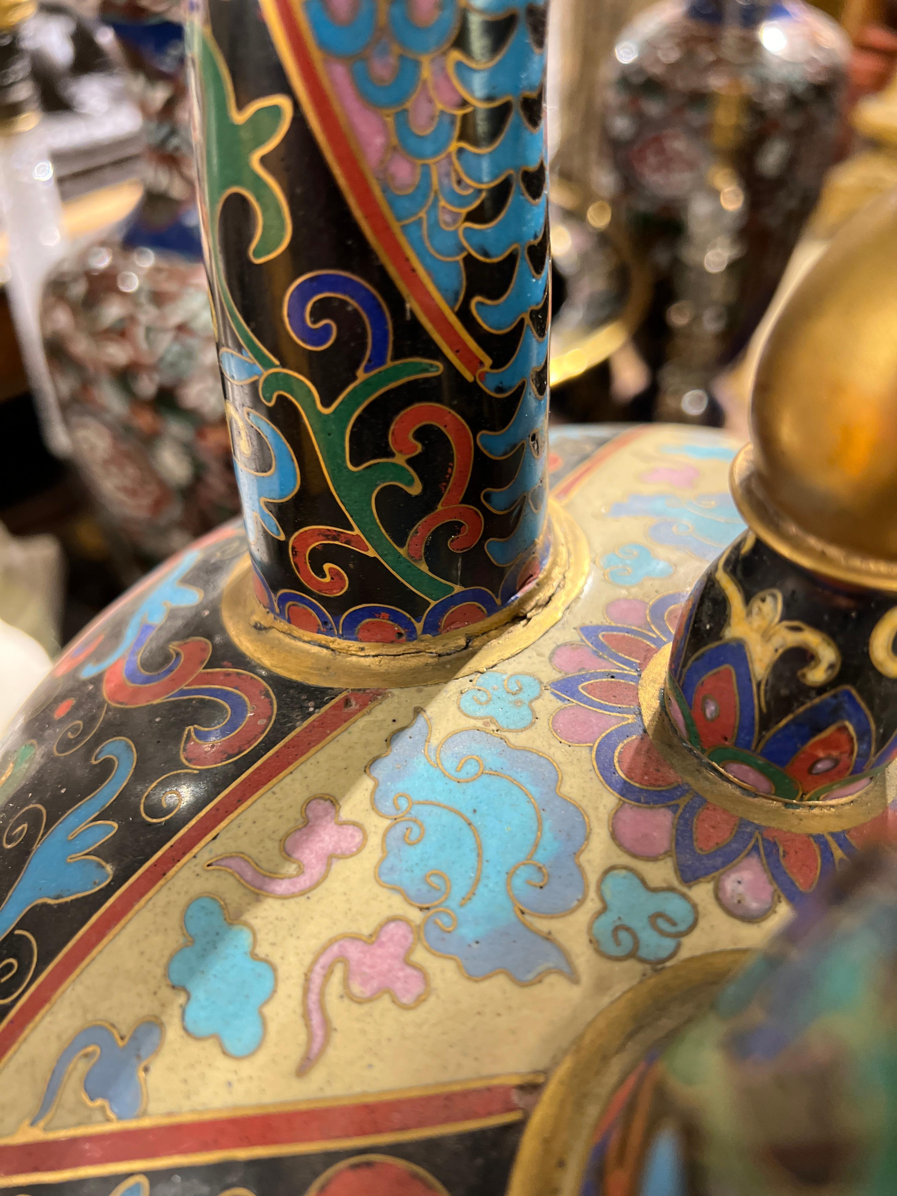 Grandes entreprises chinoises  Émaux cloisonnés  Urne / Vase avec couvercle représentant des grues en vente 3