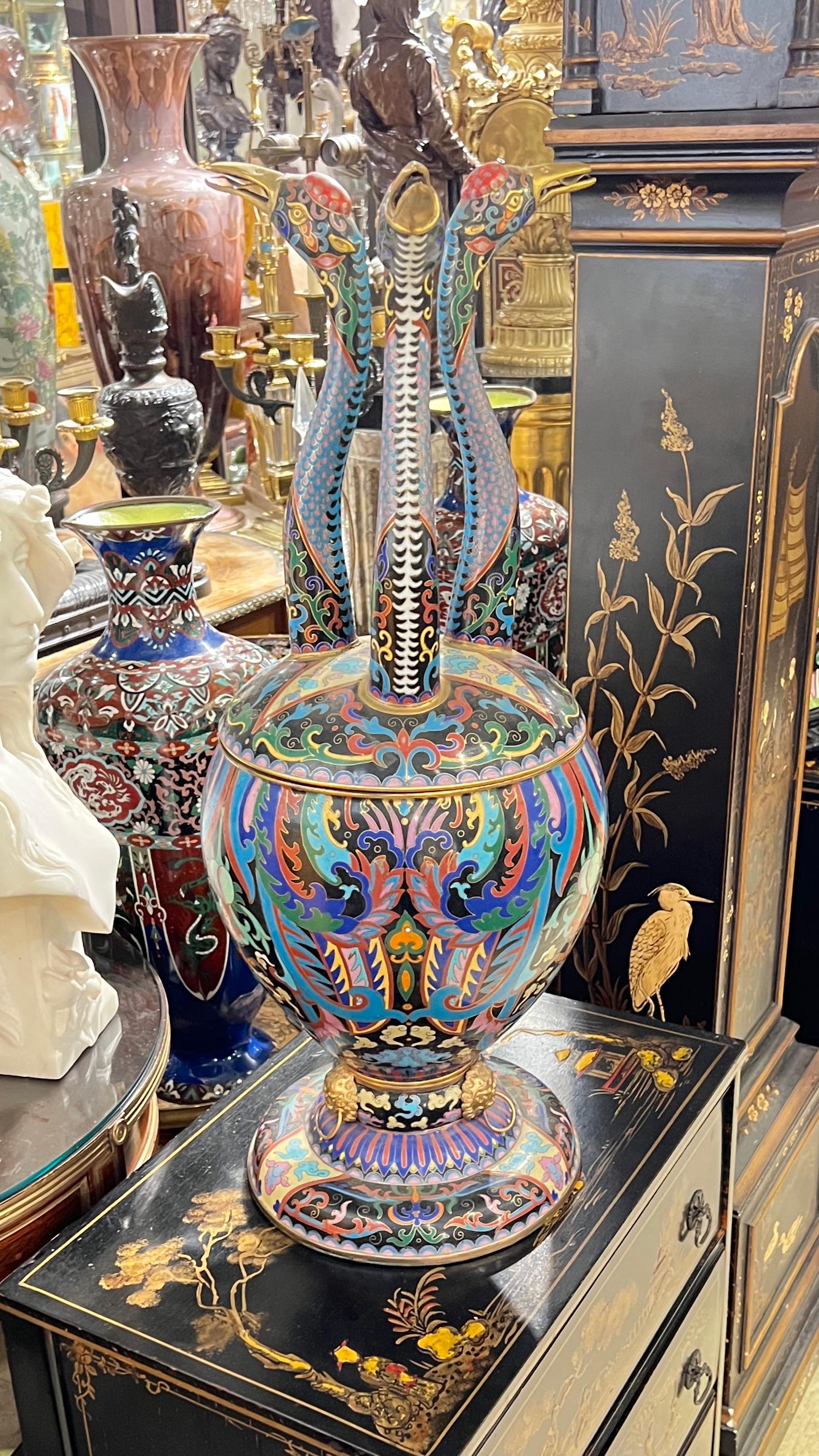 Grand vase ou urne en métal cloisonné chinois ou japonais, très inhabituel, avec couvercle à trois poignées représentant des grues couronnées de rouge.  28 pouces de haut et 10 pouces de diamètre.