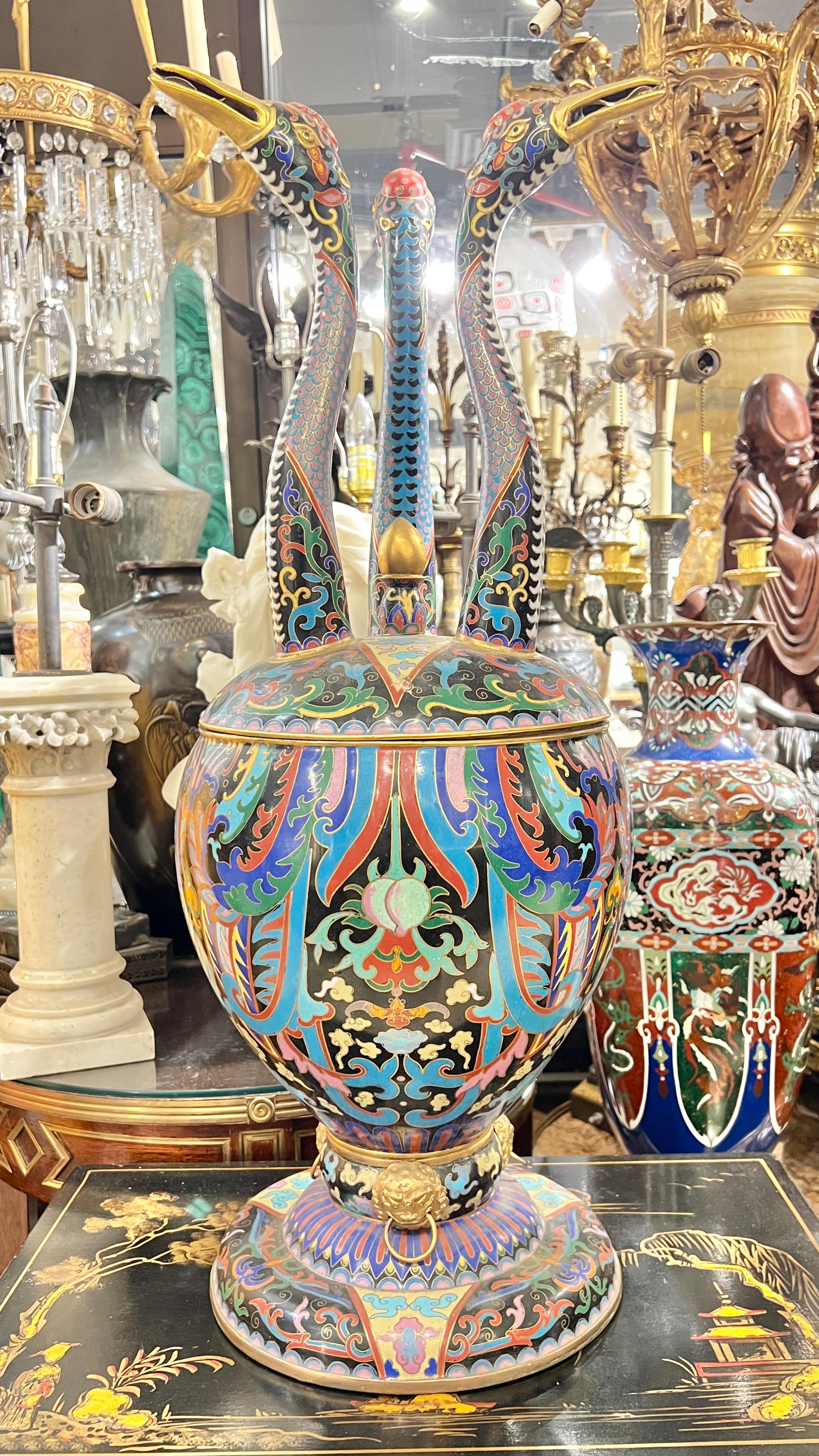 Chinois Grandes entreprises chinoises  Émaux cloisonnés  Urne / Vase avec couvercle représentant des grues en vente