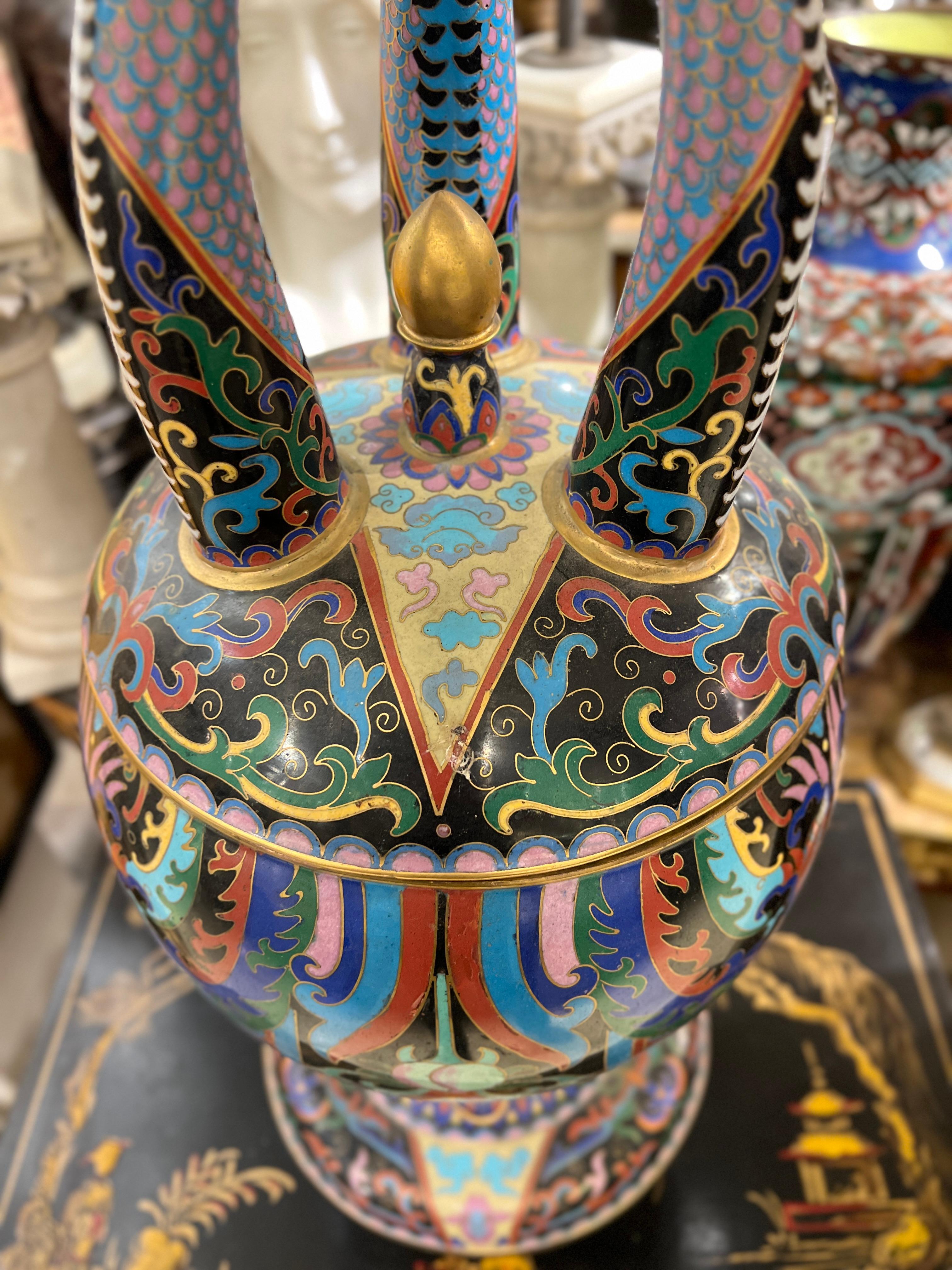 20ième siècle Grandes entreprises chinoises  Émaux cloisonnés  Urne / Vase avec couvercle représentant des grues en vente