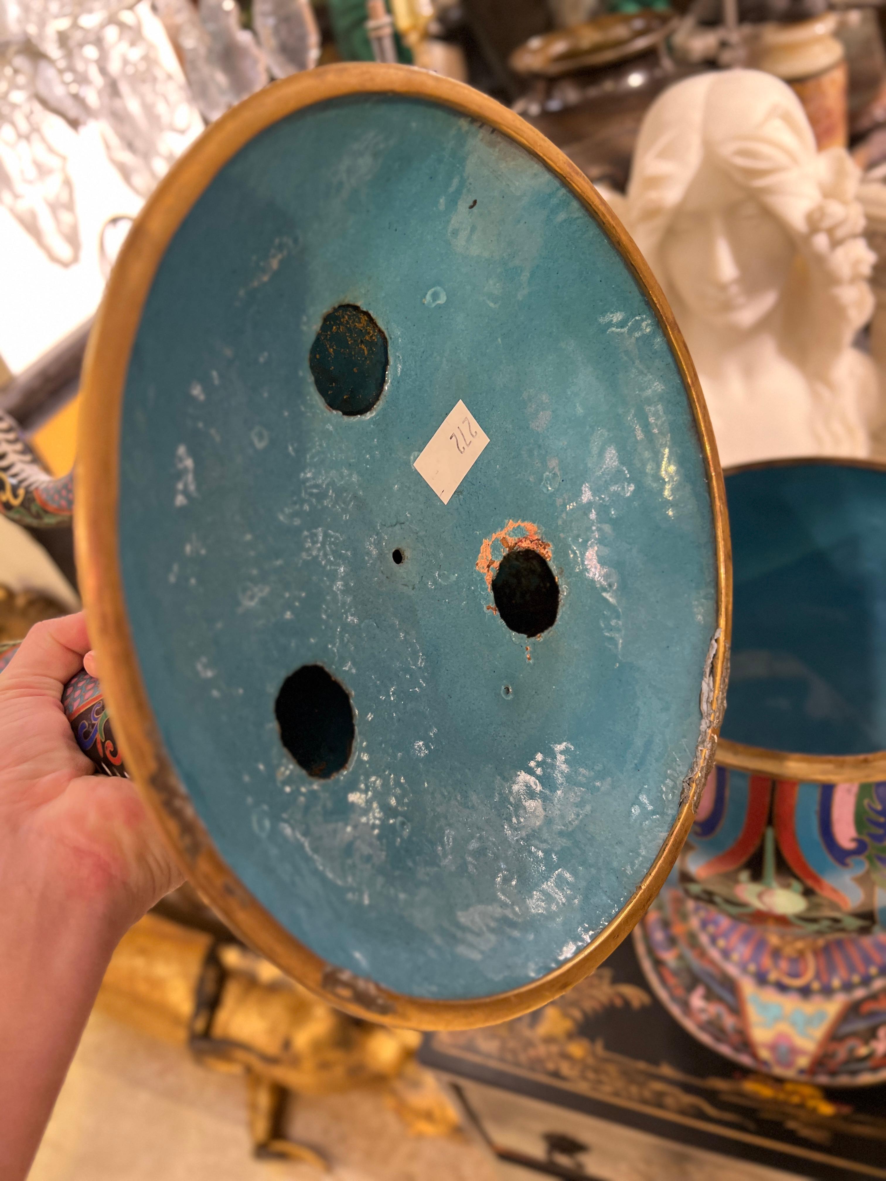 Grandes entreprises chinoises  Émaux cloisonnés  Urne / Vase avec couvercle représentant des grues en vente 2
