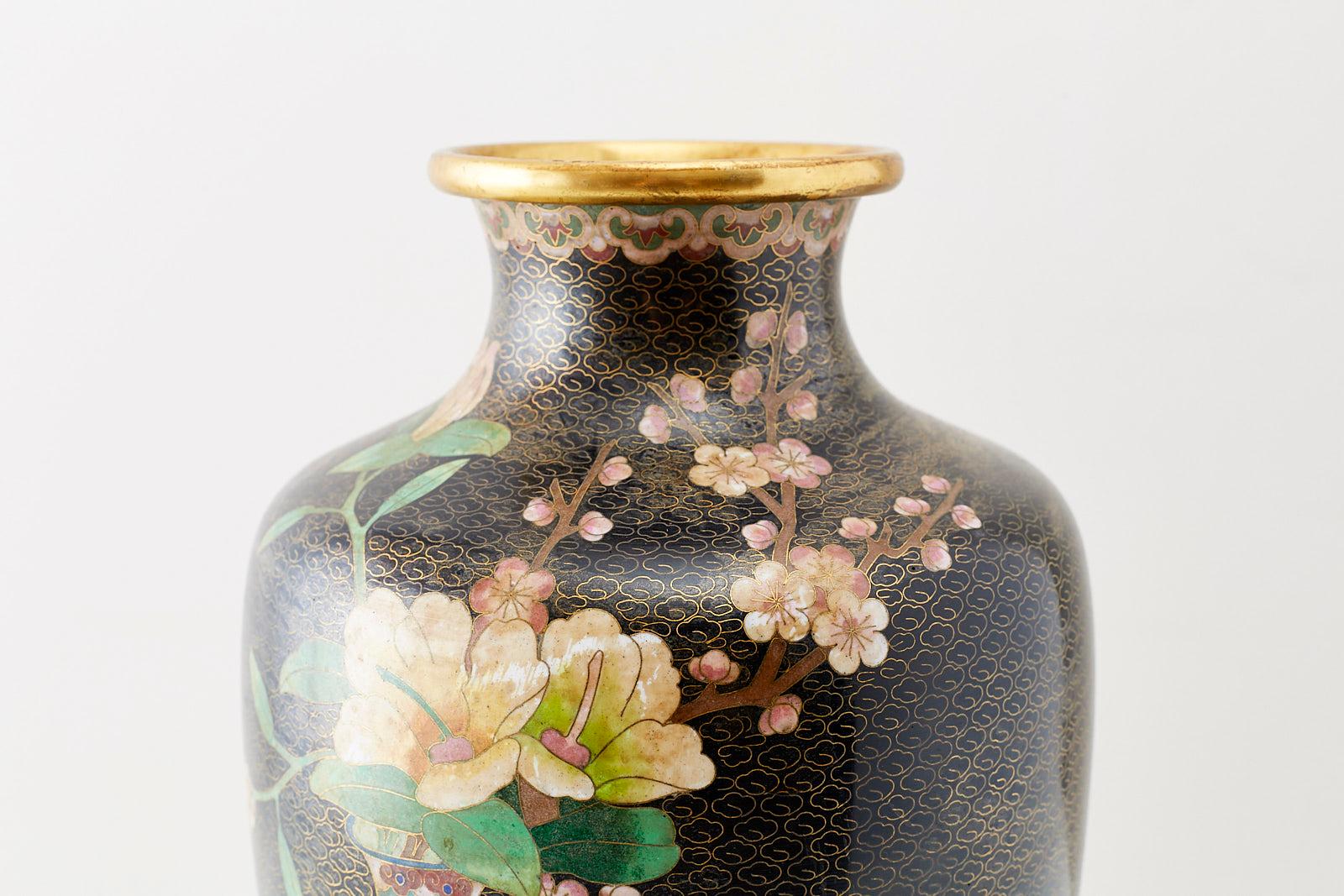 Große chinesische Cloisonné-Vase mit Blumendekoration im Angebot 3