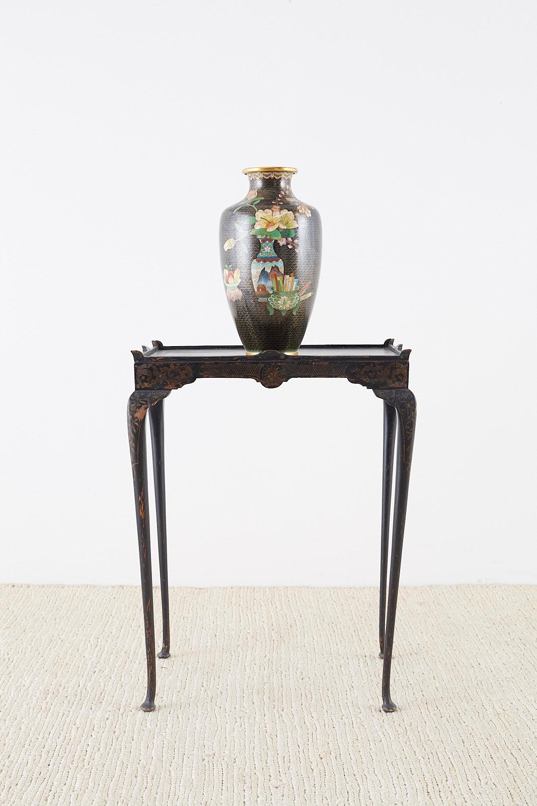Dramatische große chinesische Cloisonné-Vase mit einem Blumenvasen-Dekor auf der einen Seite und einem Kürbis auf der Rückseite. Das Dekor hebt sich von einem schwarzen Grund ab, wobei Wolkenmuster die gesamte Vase bedecken. Der balusterförmige