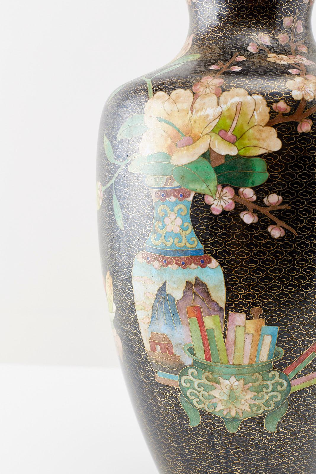 Große chinesische Cloisonné-Vase mit Blumendekoration (Handgefertigt) im Angebot