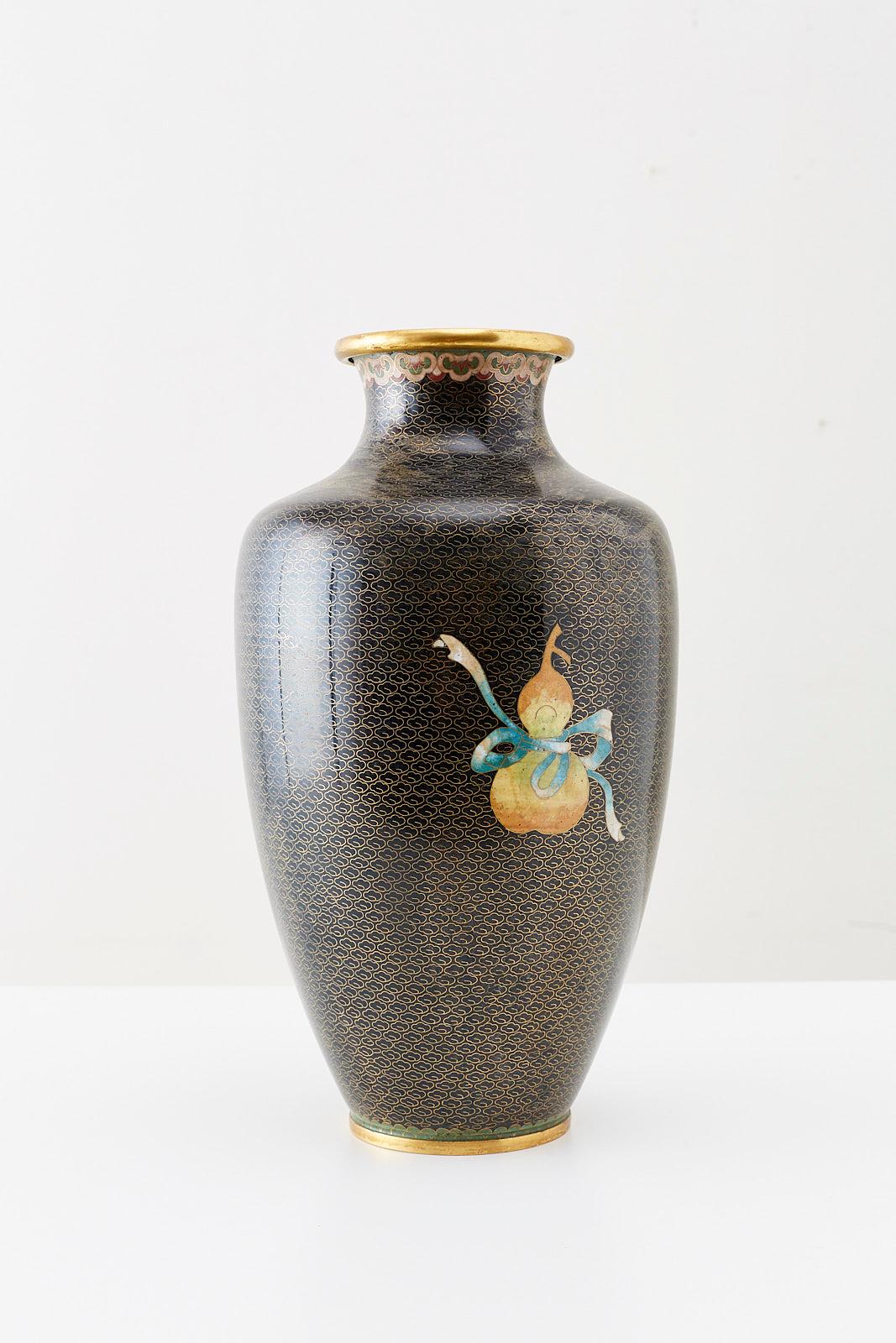 Große chinesische Cloisonné-Vase mit Blumendekoration im Zustand „Gut“ im Angebot in Rio Vista, CA