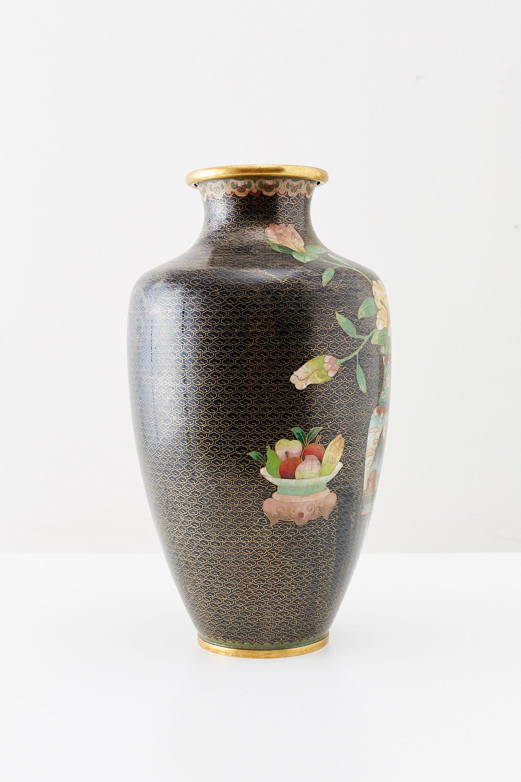 Große chinesische Cloisonné-Vase mit Blumendekoration im Angebot 1
