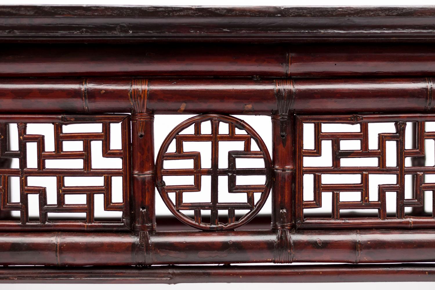 Große chinesische Konsole aus rot lackiertem Bambus, spätes 19. Jahrhundert (Chinoiserie)