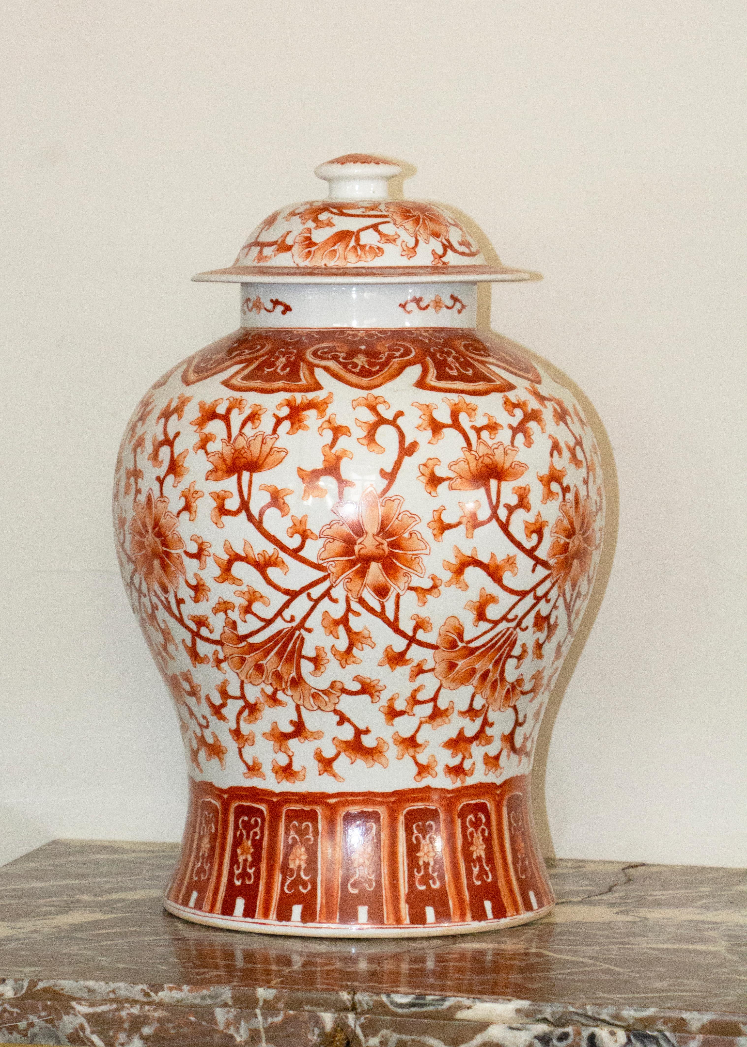 Paire de grandes jarres couvertes en porcelaine de forme balustre à décor de fleurs de lotus, rouge fer.
Période Qing
19ème siècle.
     