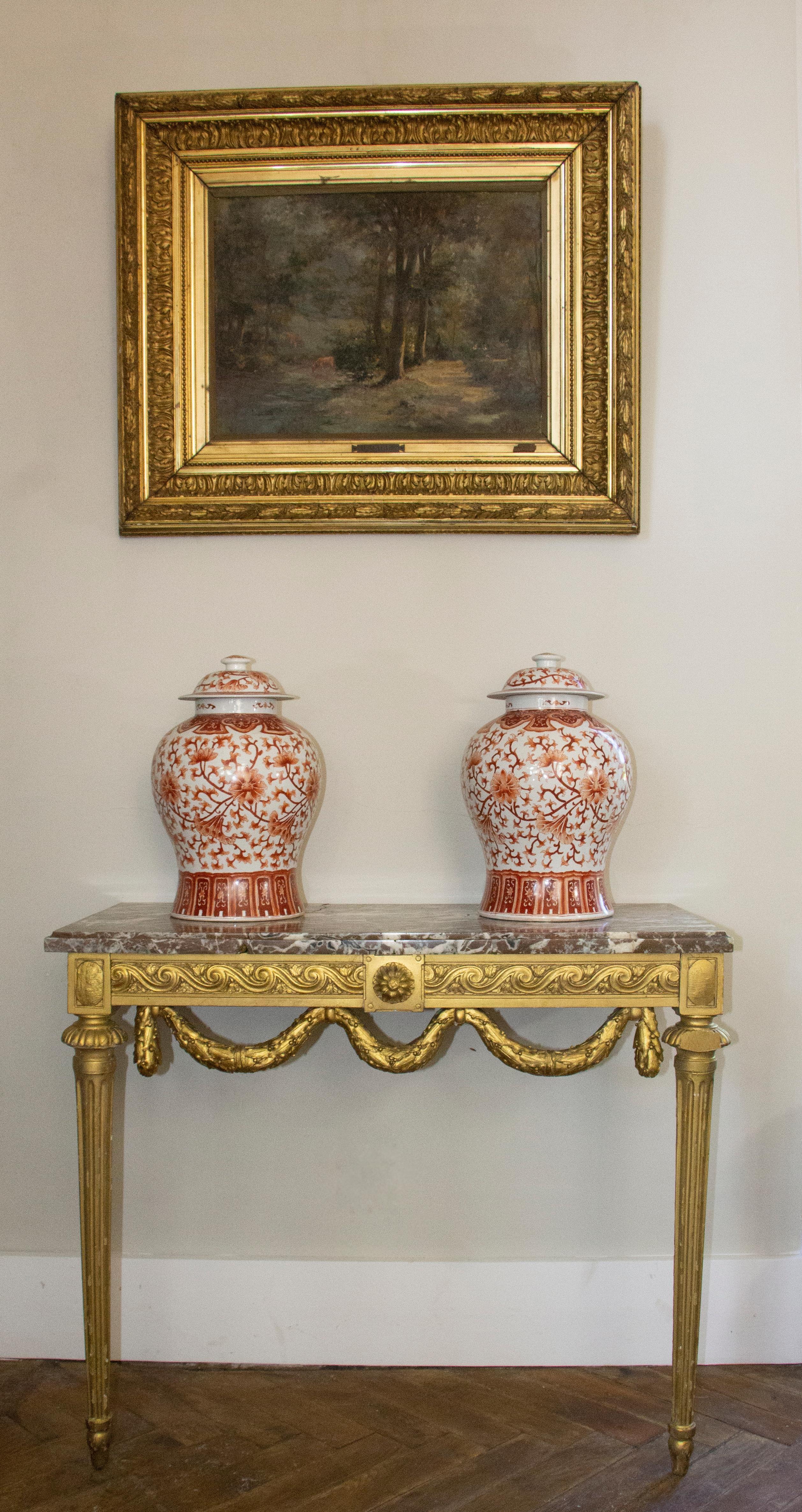 Qing Paire de grands vases couverts en porcelaine rouge et avece, 19e - Chine en vente
