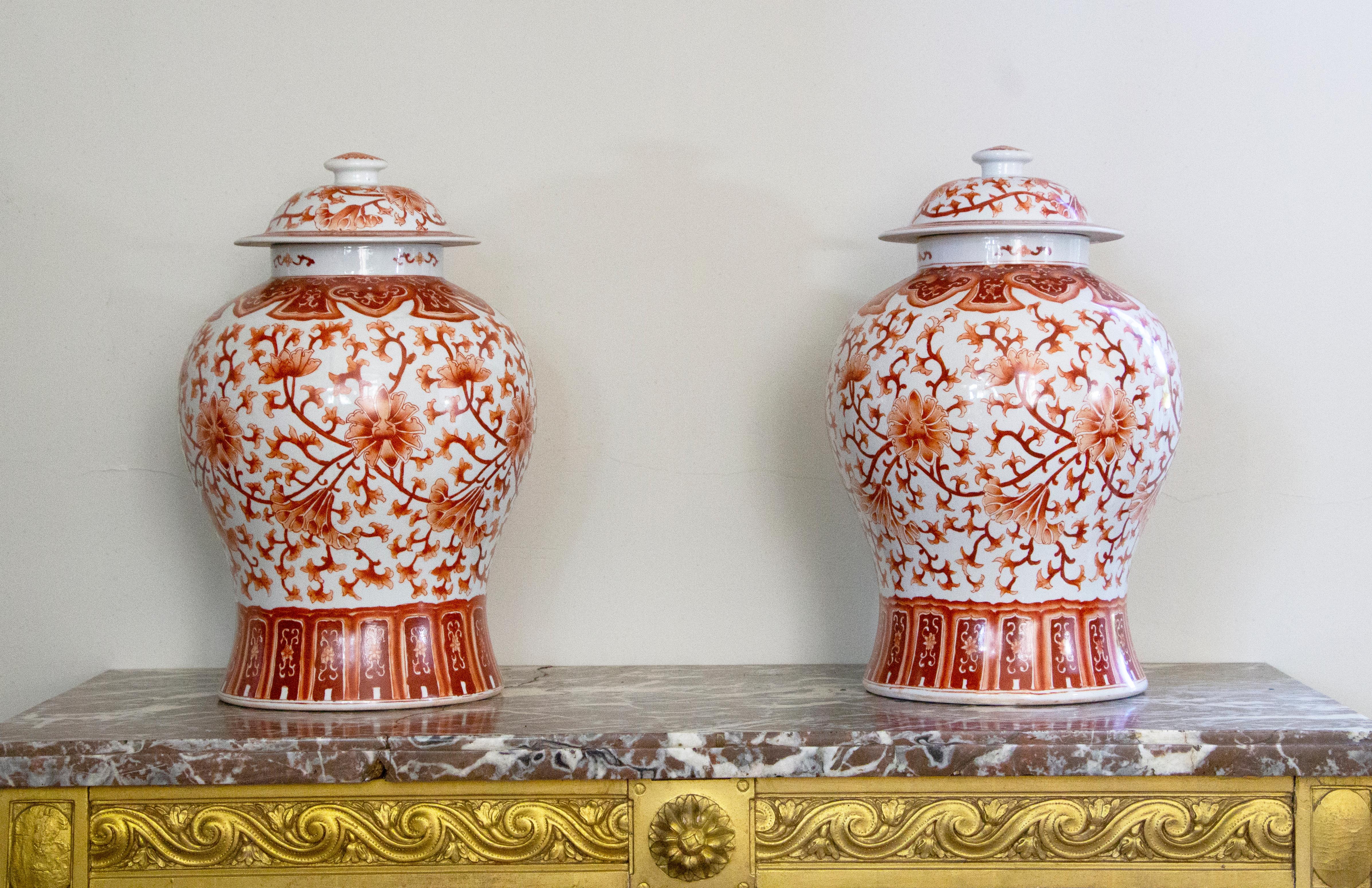 Chinois Paire de grands vases couverts en porcelaine rouge et avece, 19e - Chine en vente