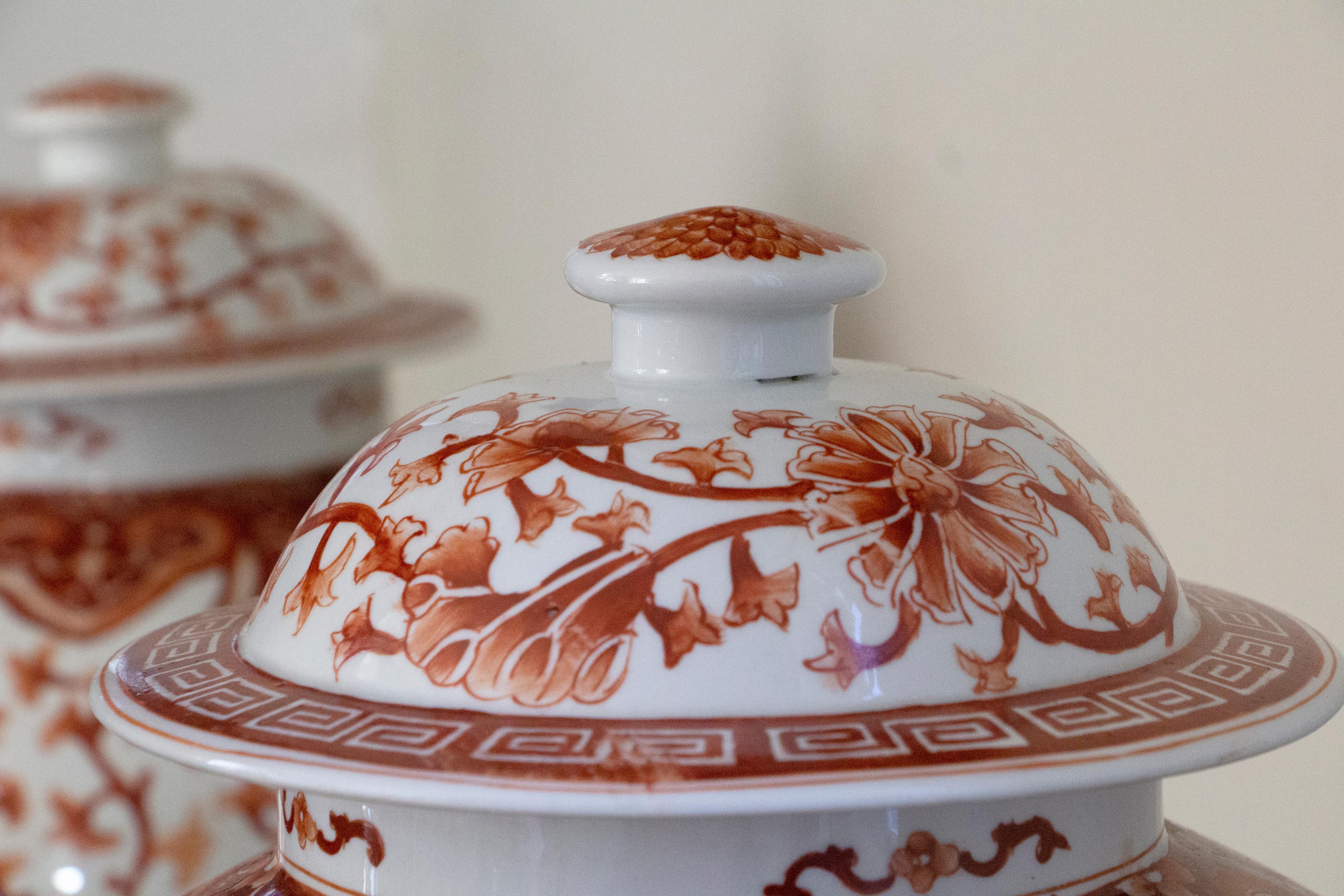 Paire de grands vases couverts en porcelaine rouge et avece, 19e - Chine Excellent état - En vente à Beuzevillette, FR