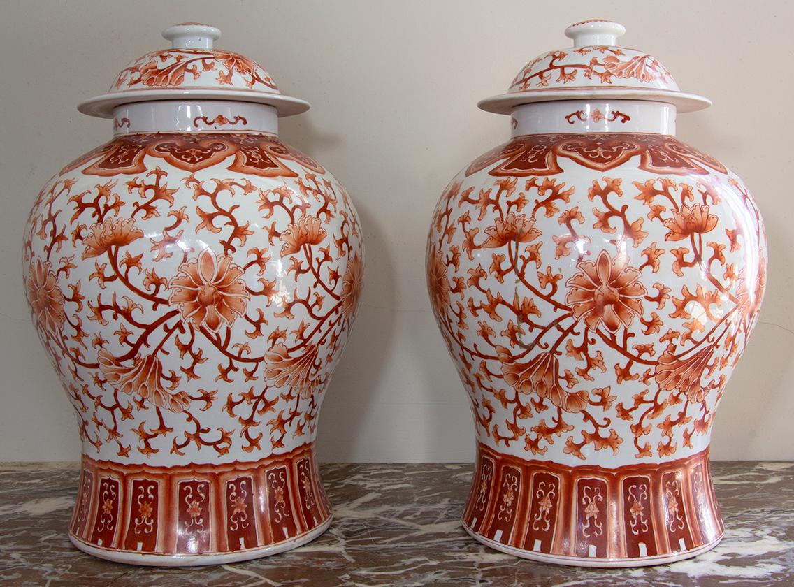 Porcelaine Paire de grands vases couverts en porcelaine rouge et avece, 19e - Chine en vente