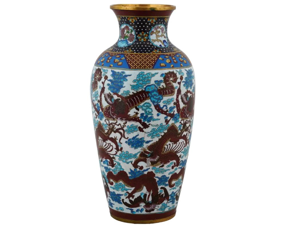 Cinese Grande vaso in ottone con smalto cloisonne a forma di drago cinese in vendita