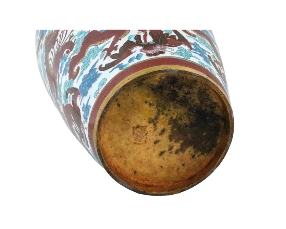 Grande vaso in ottone con smalto cloisonne a forma di drago cinese In condizioni buone in vendita a New York, NY