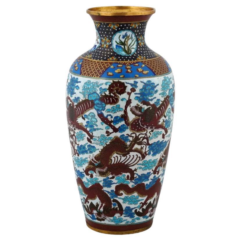 Große chinesische Drache-Vase aus Cloisonné-Emaille über Messing im Angebot