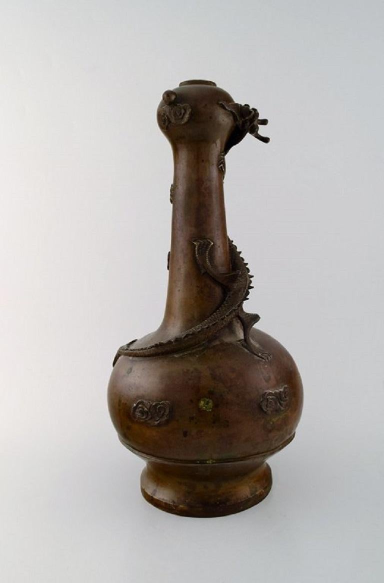 Large Chinese dragon vase in patinated bronze. Late 19th century.
In very good condition.
Stamped.
Measures: 39 x 20 cm.