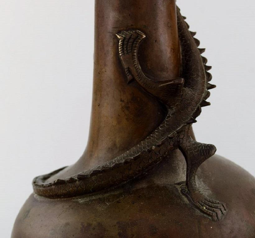 Large Chinese Dragon Vase in Patinated Bronze, Late 19th Century In Good Condition For Sale In Copenhagen, DK