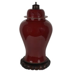 Grand vase chinois du début du XXe siècle Sang De Boeuf sur pied en bois de rose