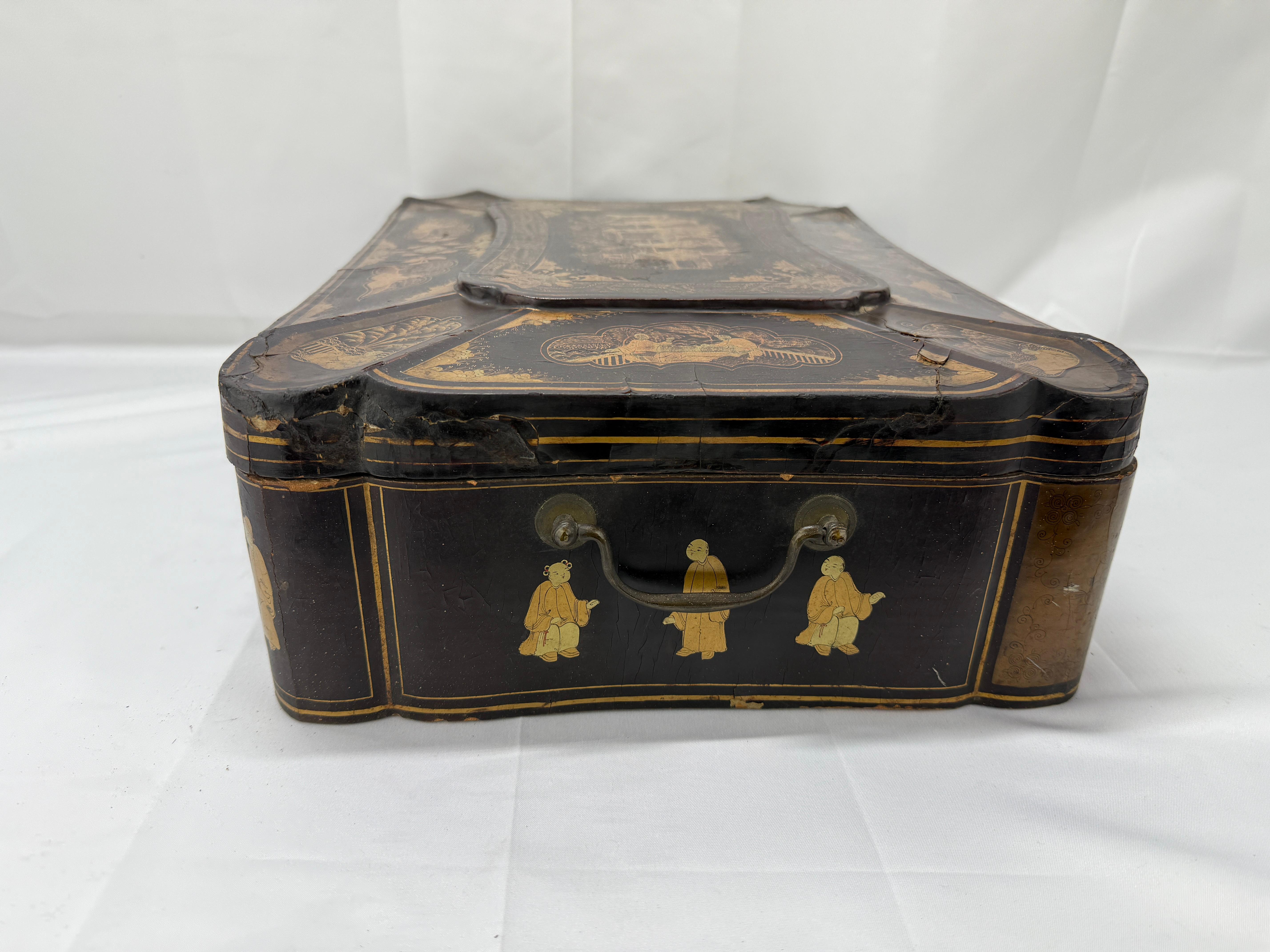 Grande boîte à couture d'exportation chinoise en laque noire et décorée de dorures, vers 1860 en vente 3
