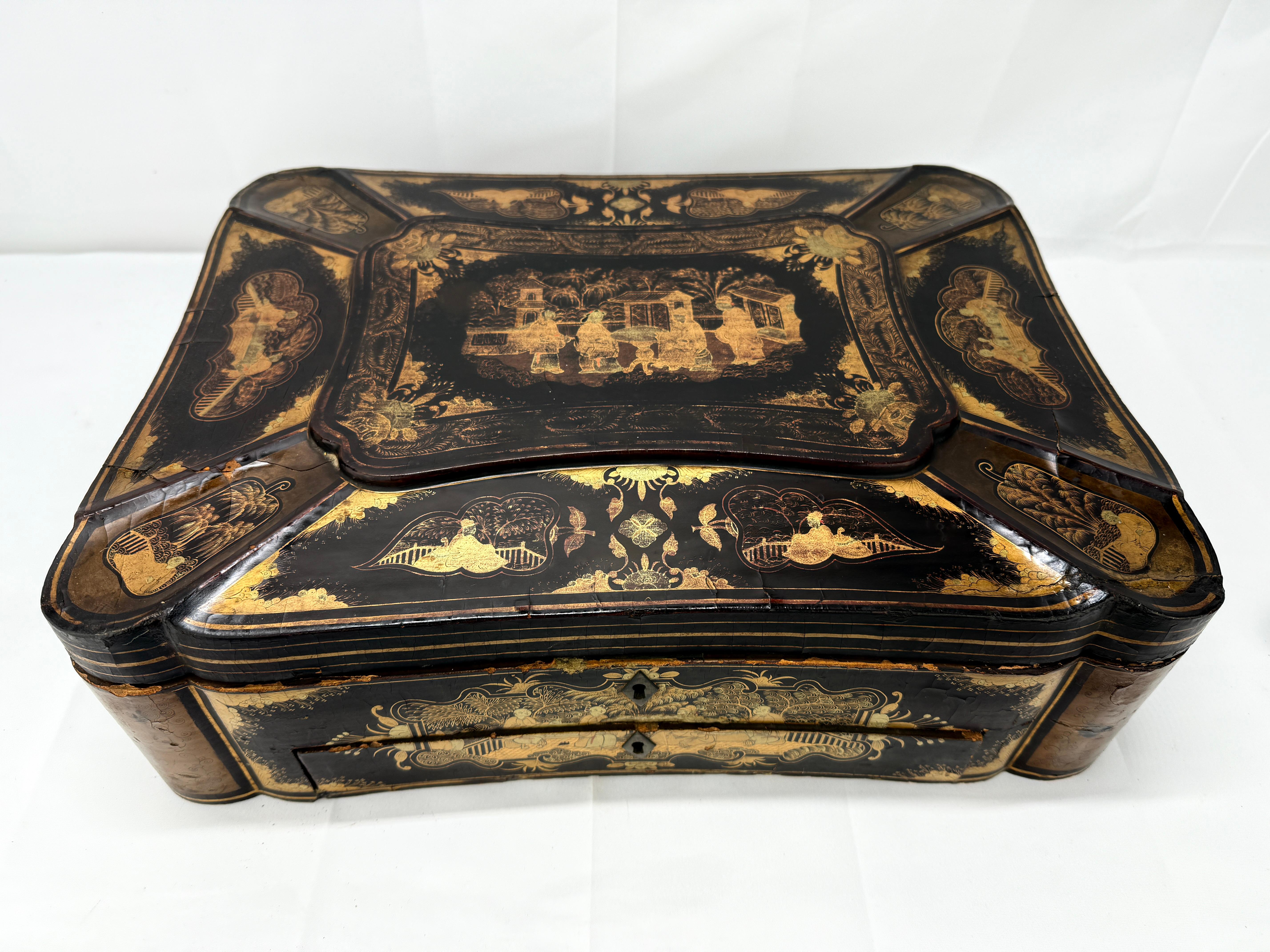 Cette exceptionnelle boîte à couture d'exportation chinoise du milieu du XIXe siècle est un exemple stupéfiant d'artisanat complexe et d'art. La grande boîte rectangulaire est fabriquée en bois, recouverte d'une laque noire et ornée de décorations