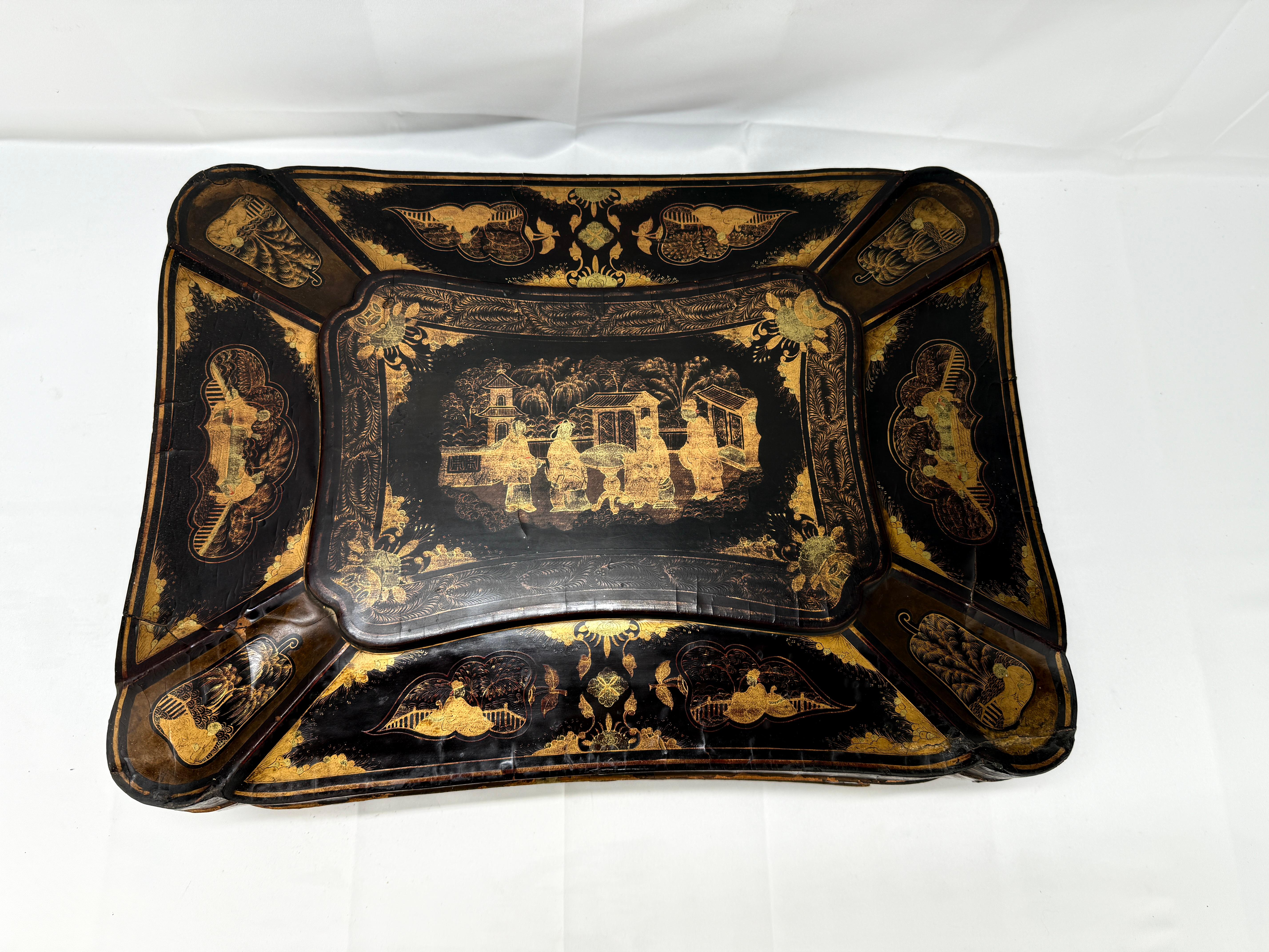 Exportation chinoise Grande boîte à couture d'exportation chinoise en laque noire et décorée de dorures, vers 1860 en vente