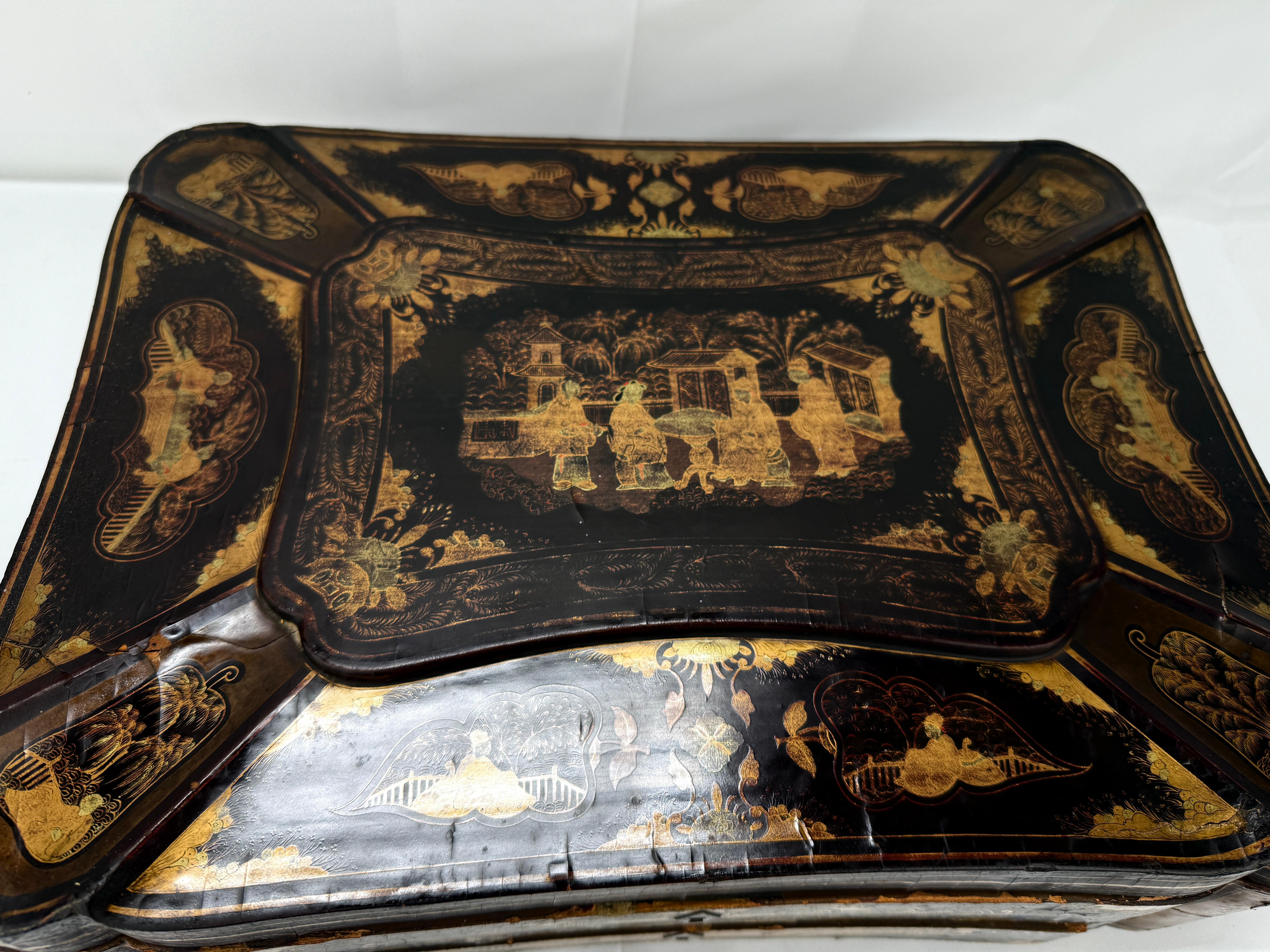 Chinois Grande boîte à couture d'exportation chinoise en laque noire et décorée de dorures, vers 1860 en vente