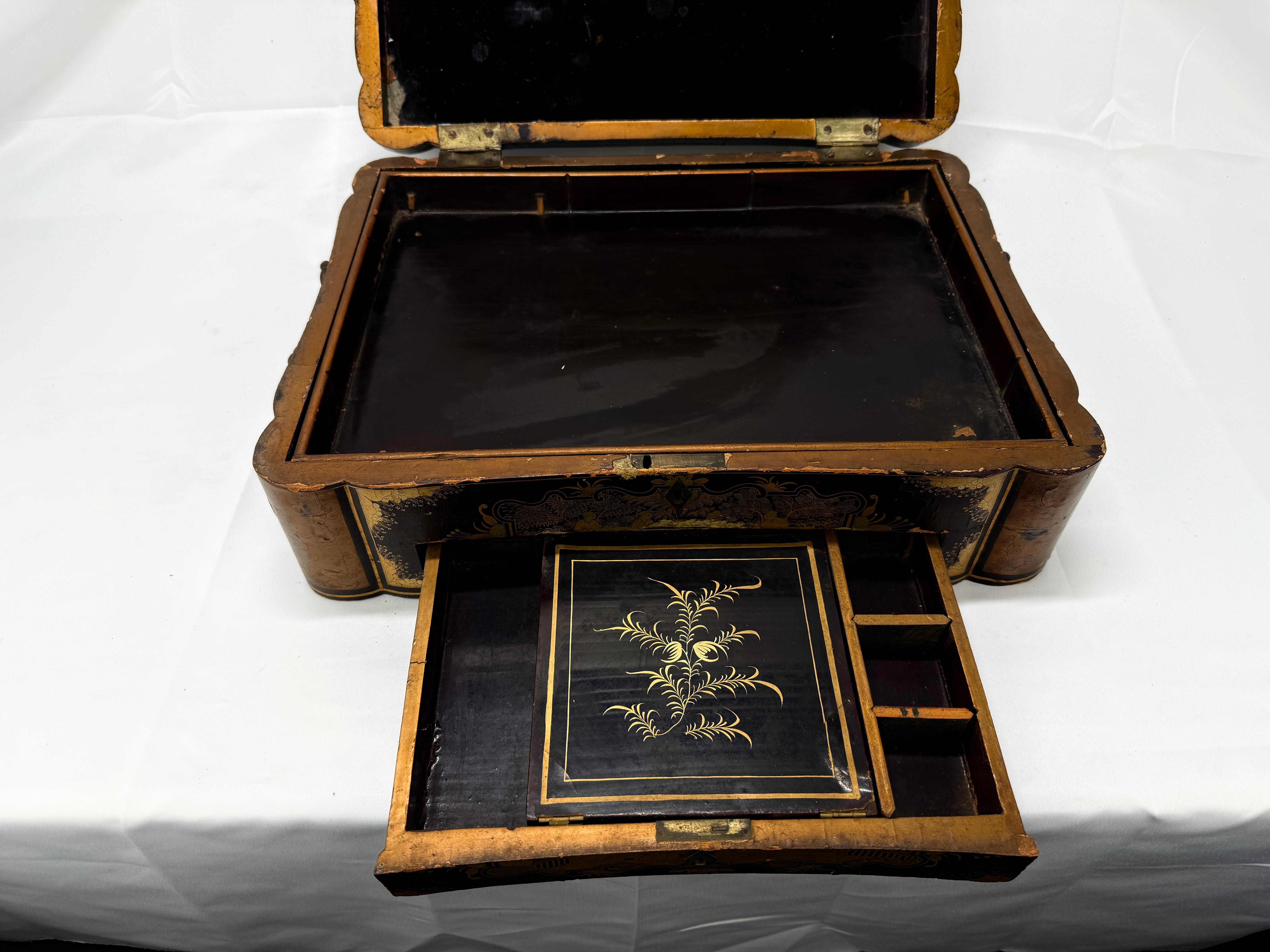 XIXe siècle Grande boîte à couture d'exportation chinoise en laque noire et décorée de dorures, vers 1860 en vente
