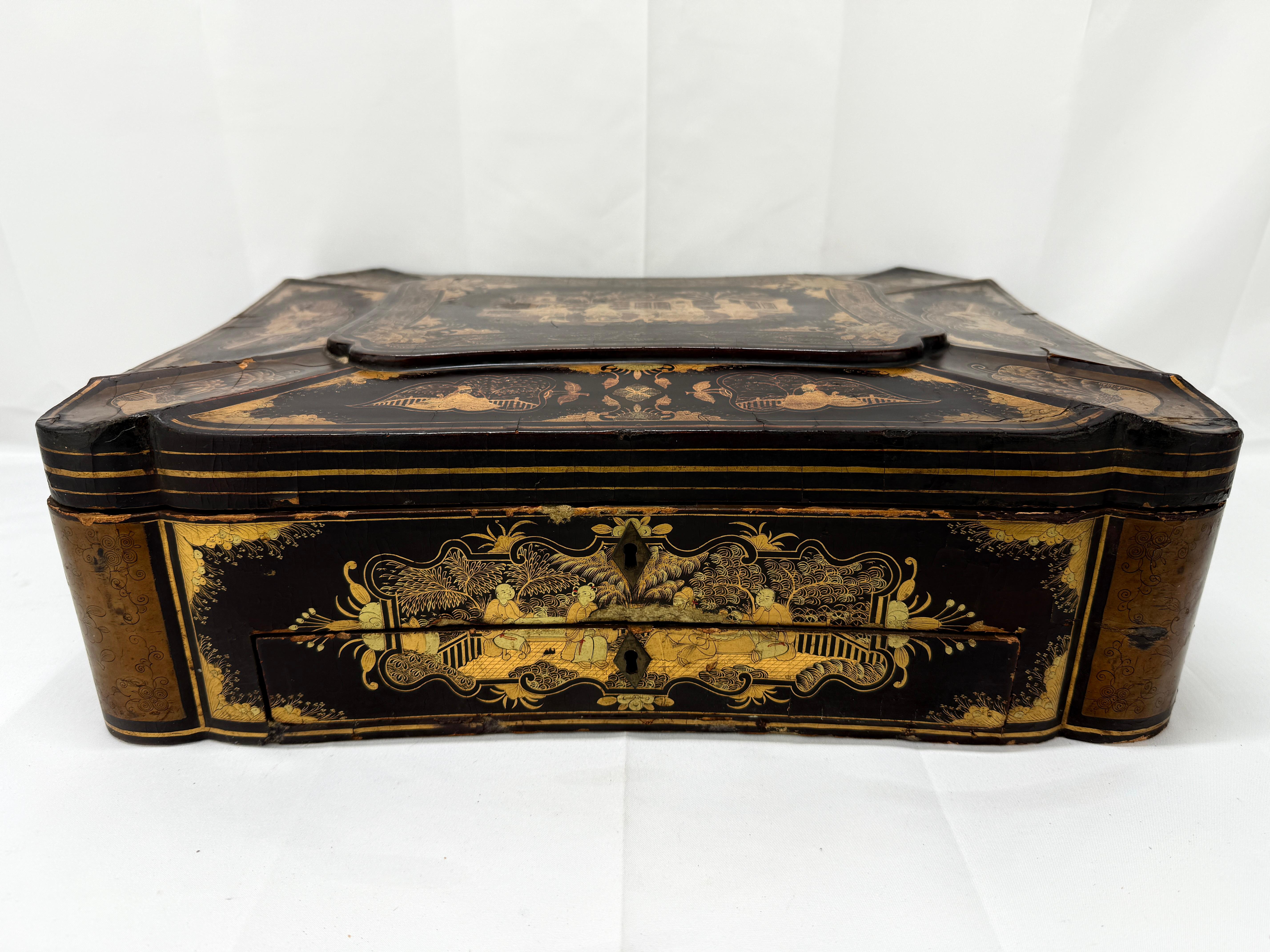 Bois Grande boîte à couture d'exportation chinoise en laque noire et décorée de dorures, vers 1860 en vente