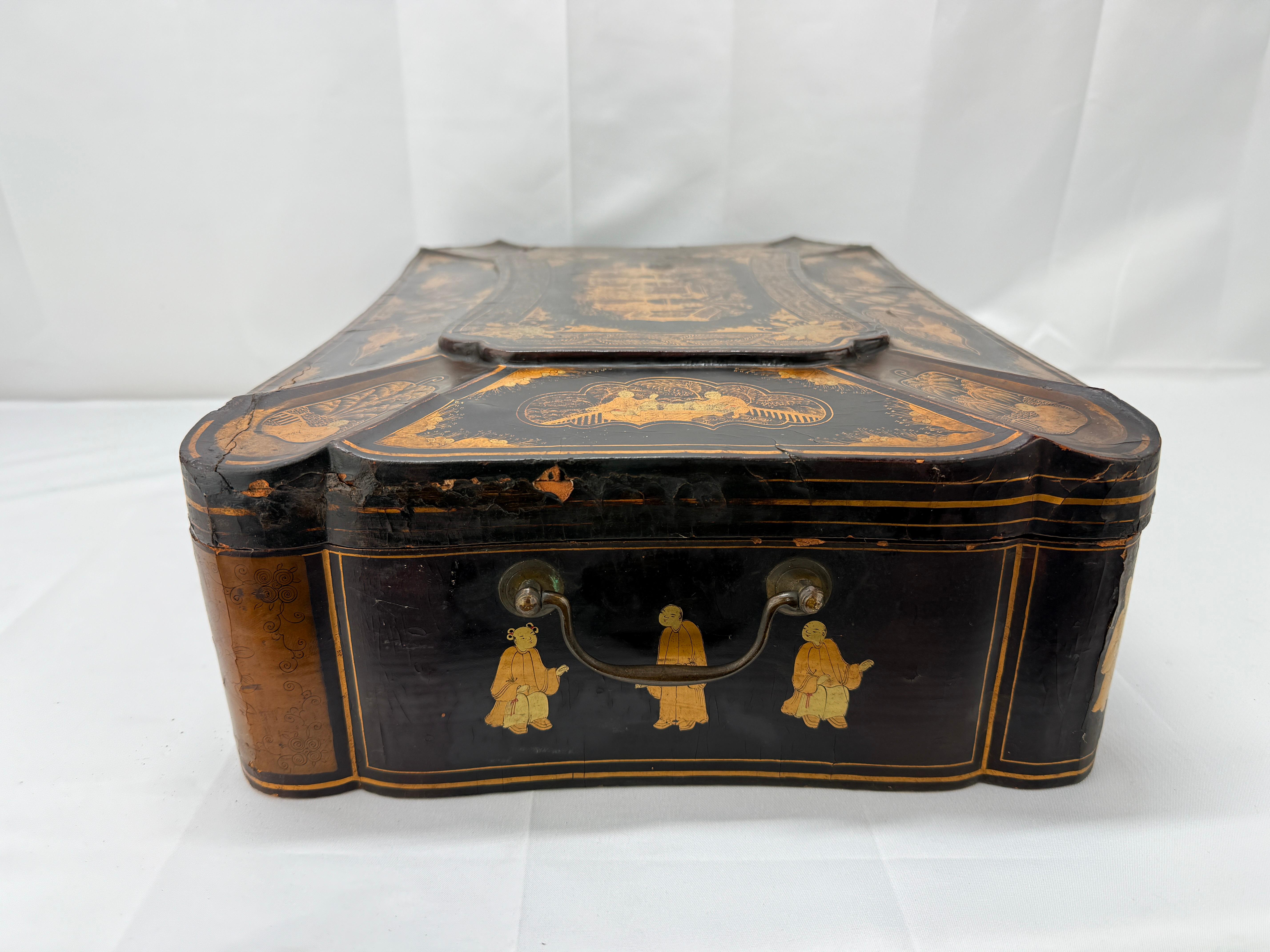 Grande boîte à couture d'exportation chinoise en laque noire et décorée de dorures, vers 1860 en vente 1