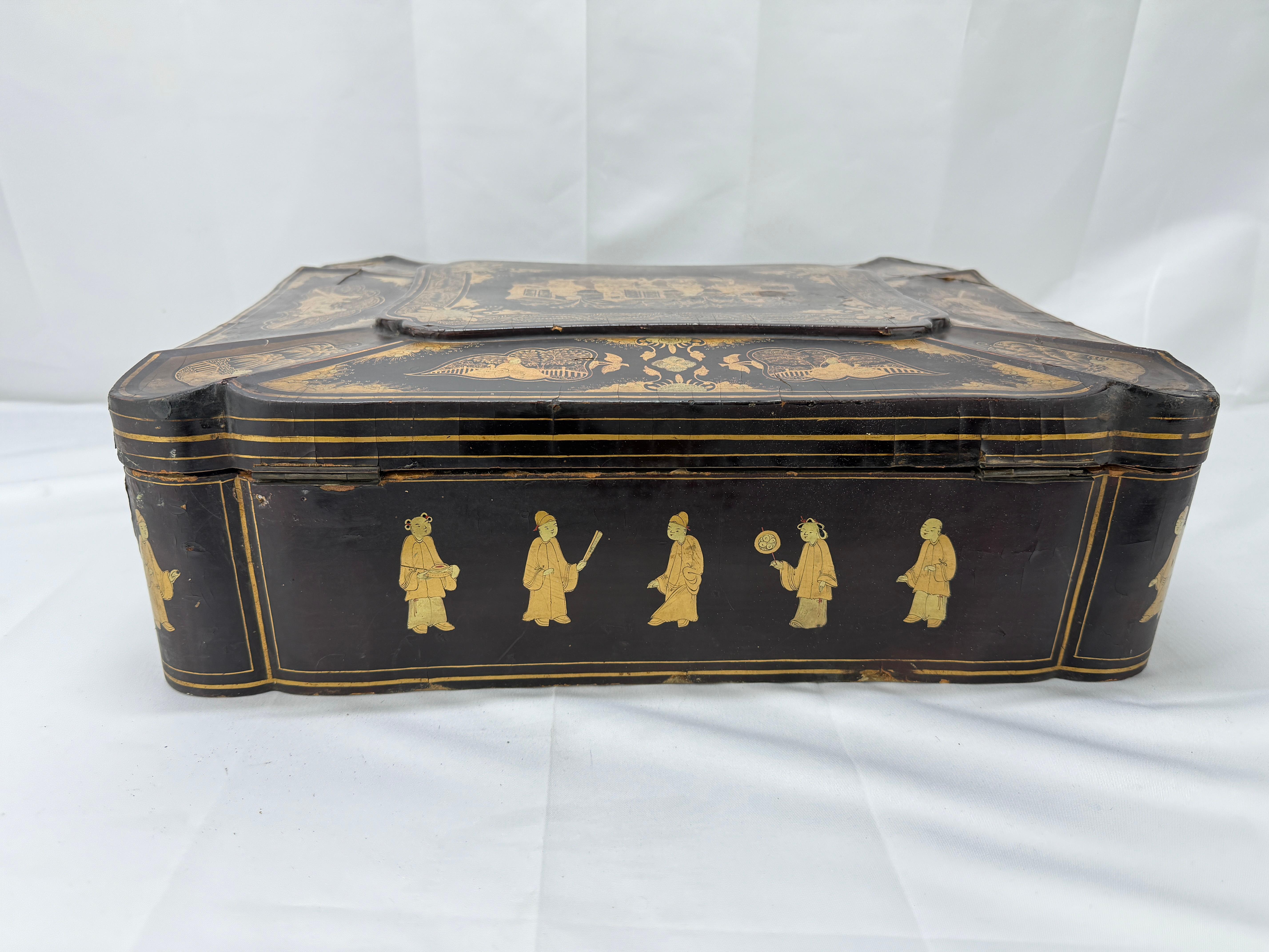 Grande boîte à couture d'exportation chinoise en laque noire et décorée de dorures, vers 1860 en vente 2
